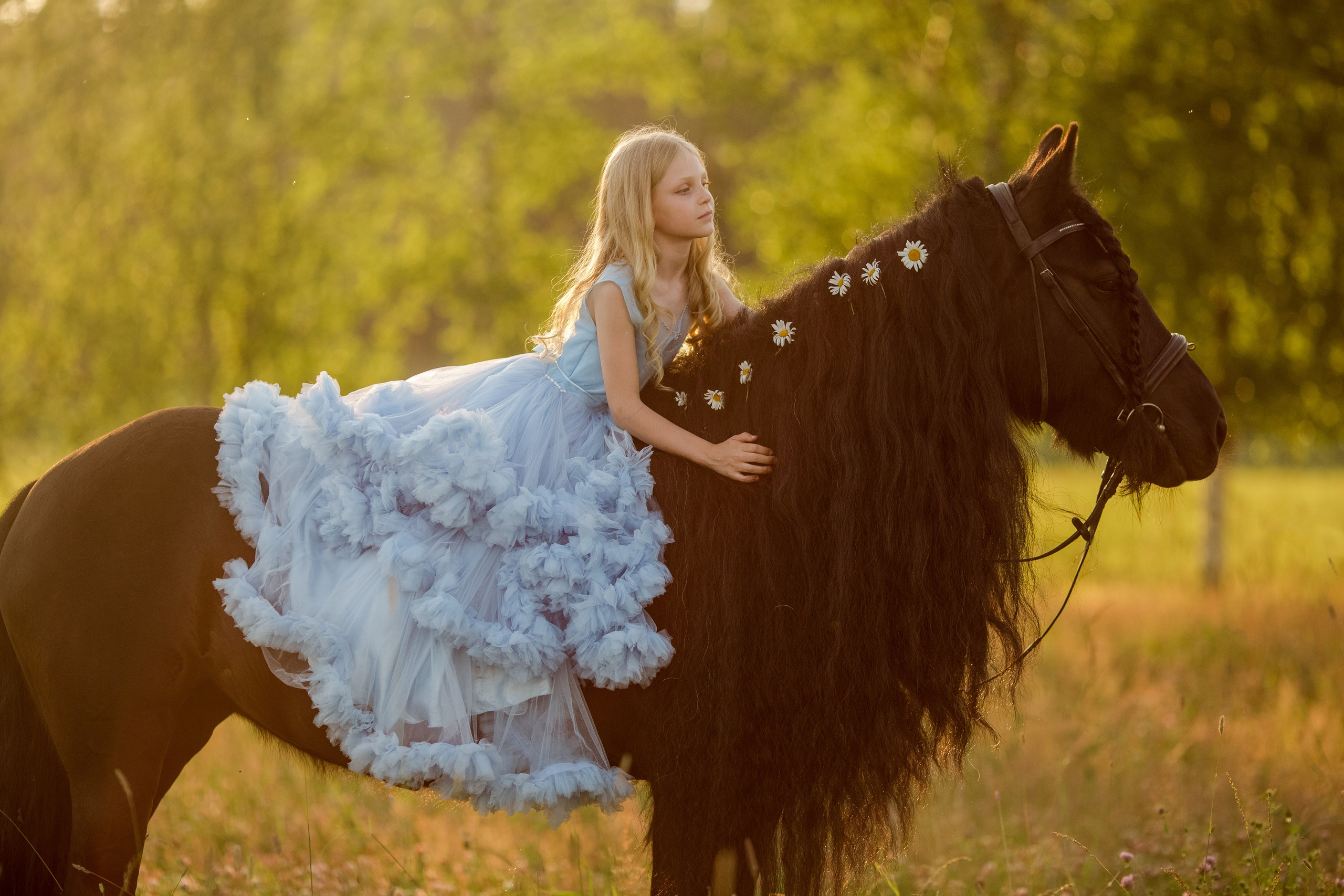 Детская фотосессия с пони и цветами