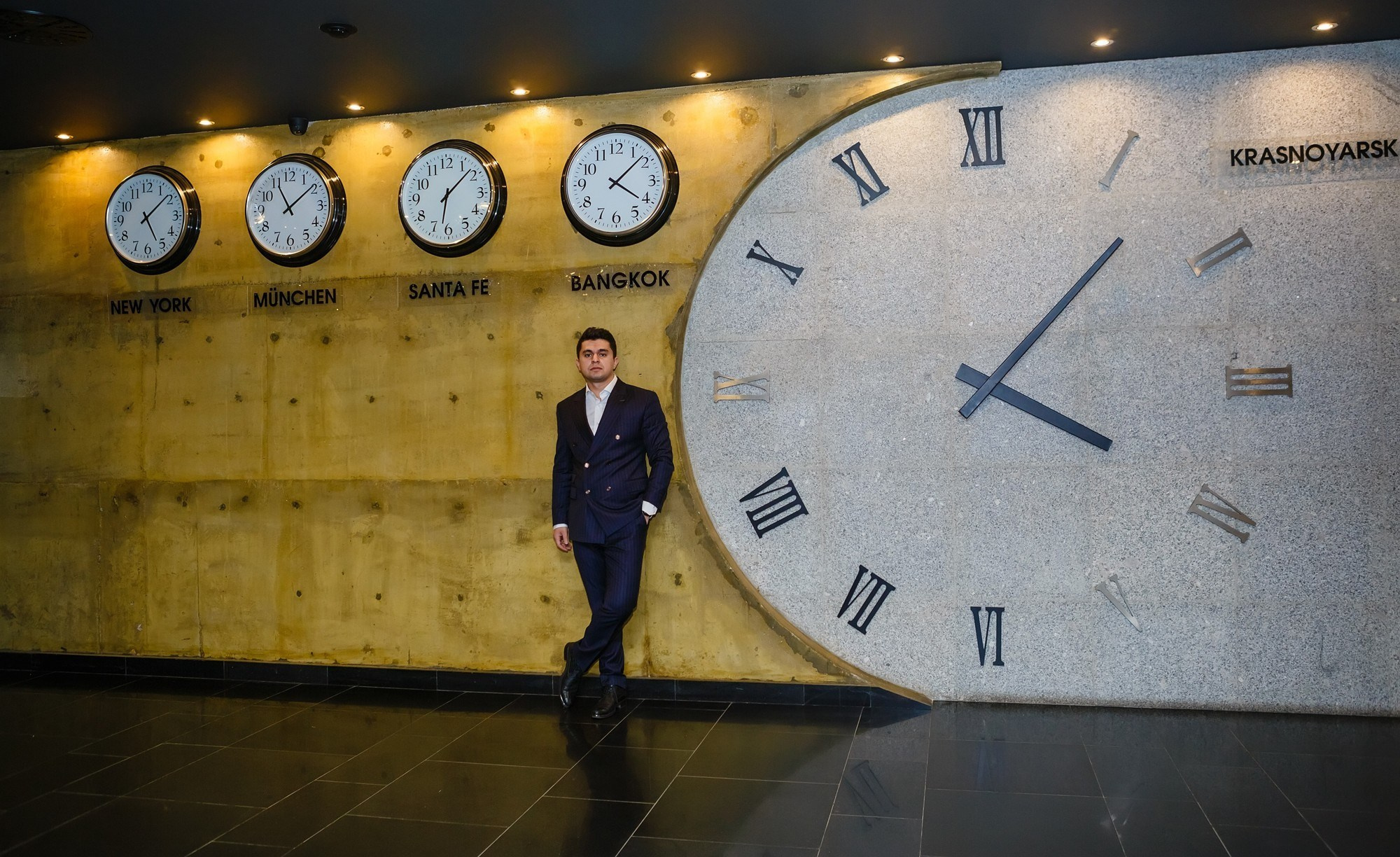 мужская фотосессия для сайта знакомств социальных сетей фотограф в Красноярске цена заказать мужскую фотосессию бизнес портрет мужские фото для знакомства с девушкой брутальная фотосессия в городе фотостудии имиджевая фотосессия для мужчины для бизнеса идея  места пример фото образы стилист Красноярск позы для мужской фотосессии генерация фото фотосессия ИИ промты для фотосессии нейросеть  