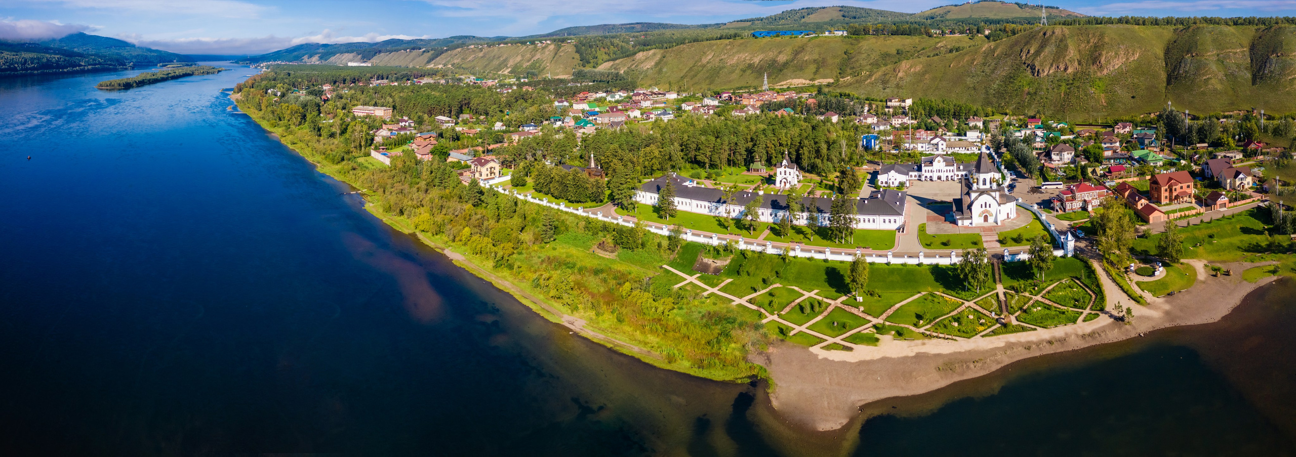 река панорама репортаж православная служба аэросъёмка с дрона FPV пилот квадрокоптер профессиональный фотограф Свято Успенский мужской монастырь церковь храм Красноярск набережная берег Енисея посёлок Удачный что посмотреть где побывать достопримечательность индивидуальная экскурсия авторский фото тур гид по Красноярску трансфер на авто заказать цена стоимость описание услуг для туристов