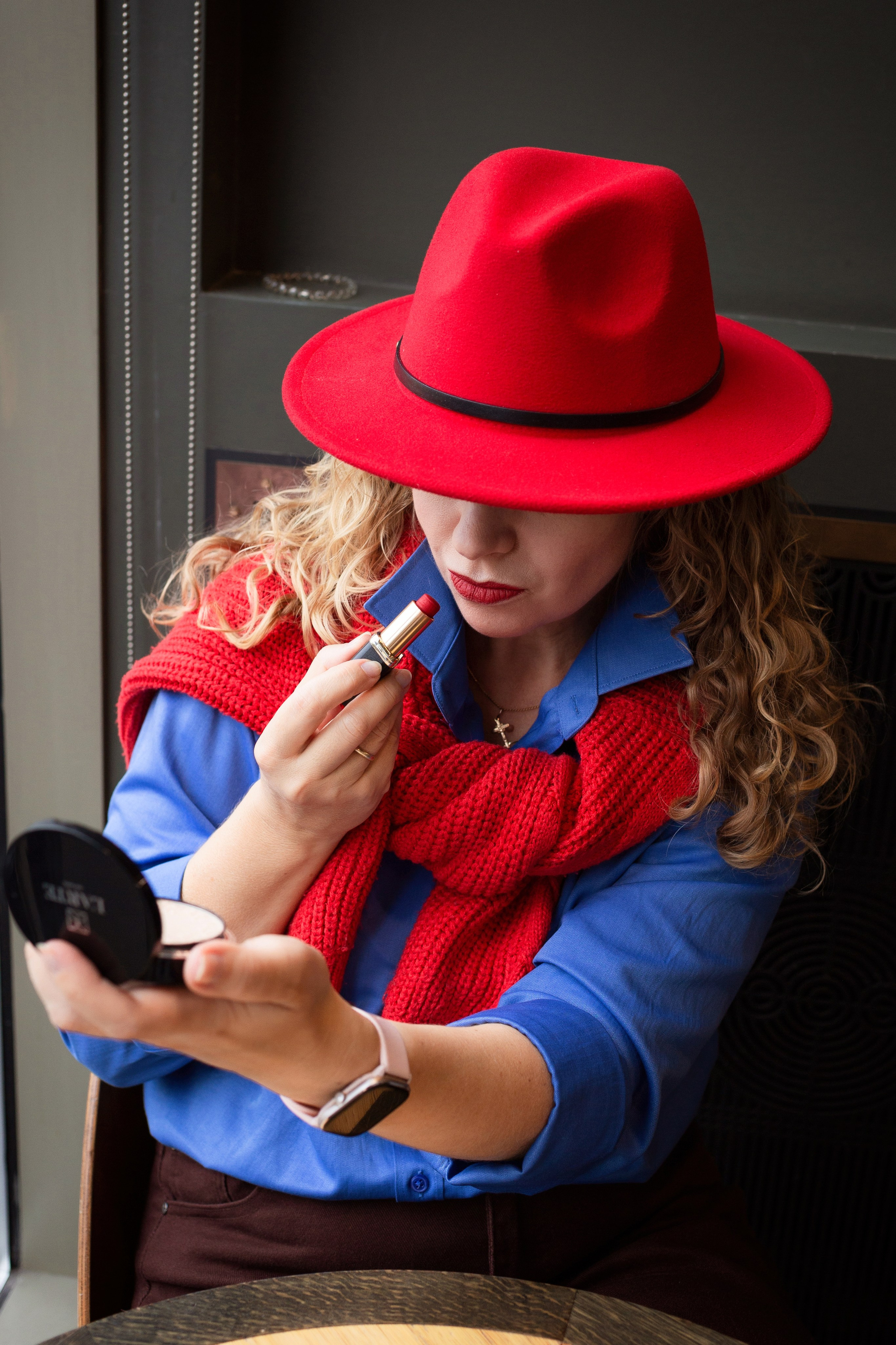 Фотосессия в СПб и книжном магазине Подписные издания. Портретные фотосессии, контент-съемки, репортаж