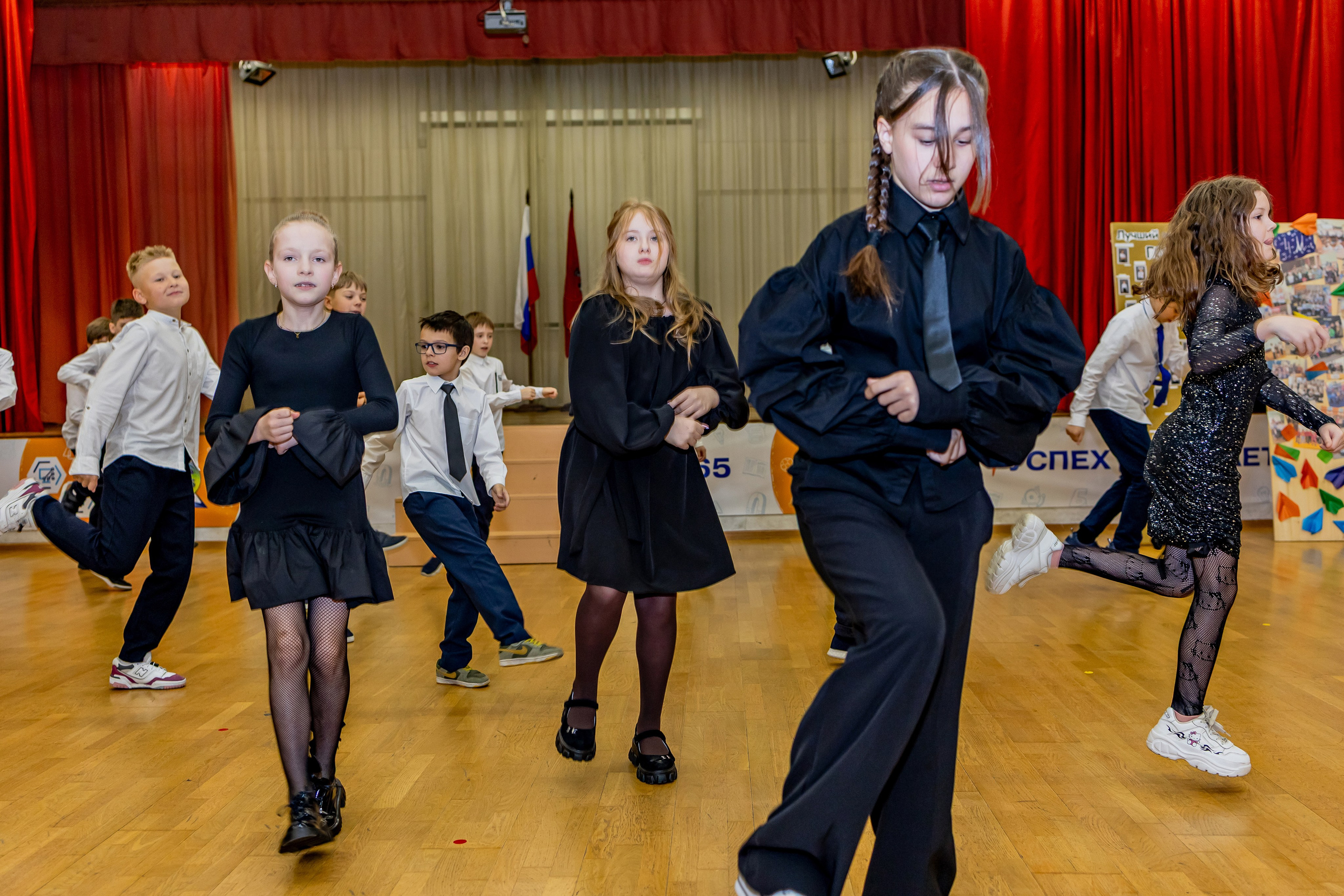 Выпускной праздник в начальной школе. Фотограф и видеограф Москва. Свадебный фотограф, видеограф. Выпускные альбомы. Оживающие альбомы