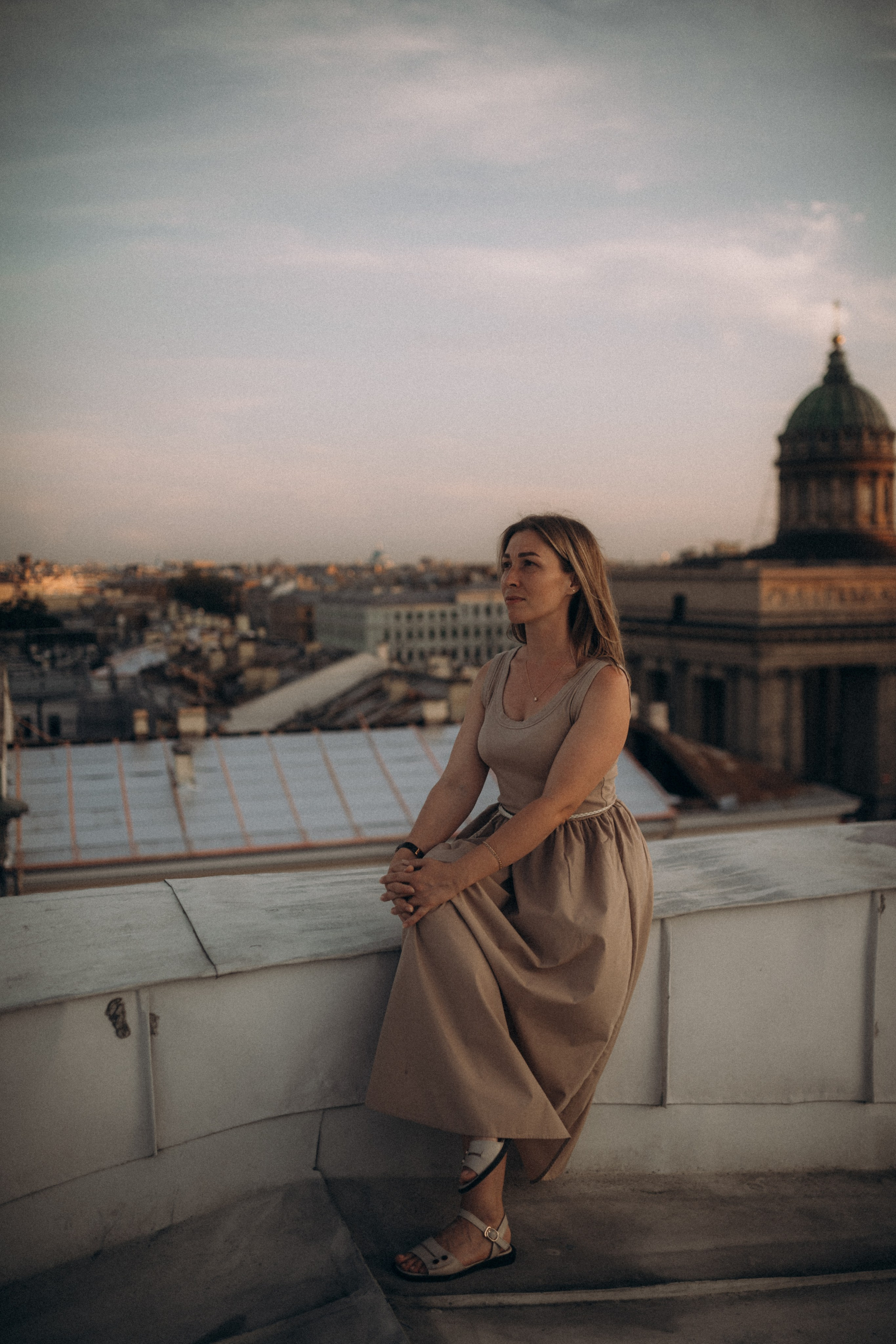 Мы сидим на питерской, теплой крыше. Фотограф в Санкт Петербурге Лара Великова