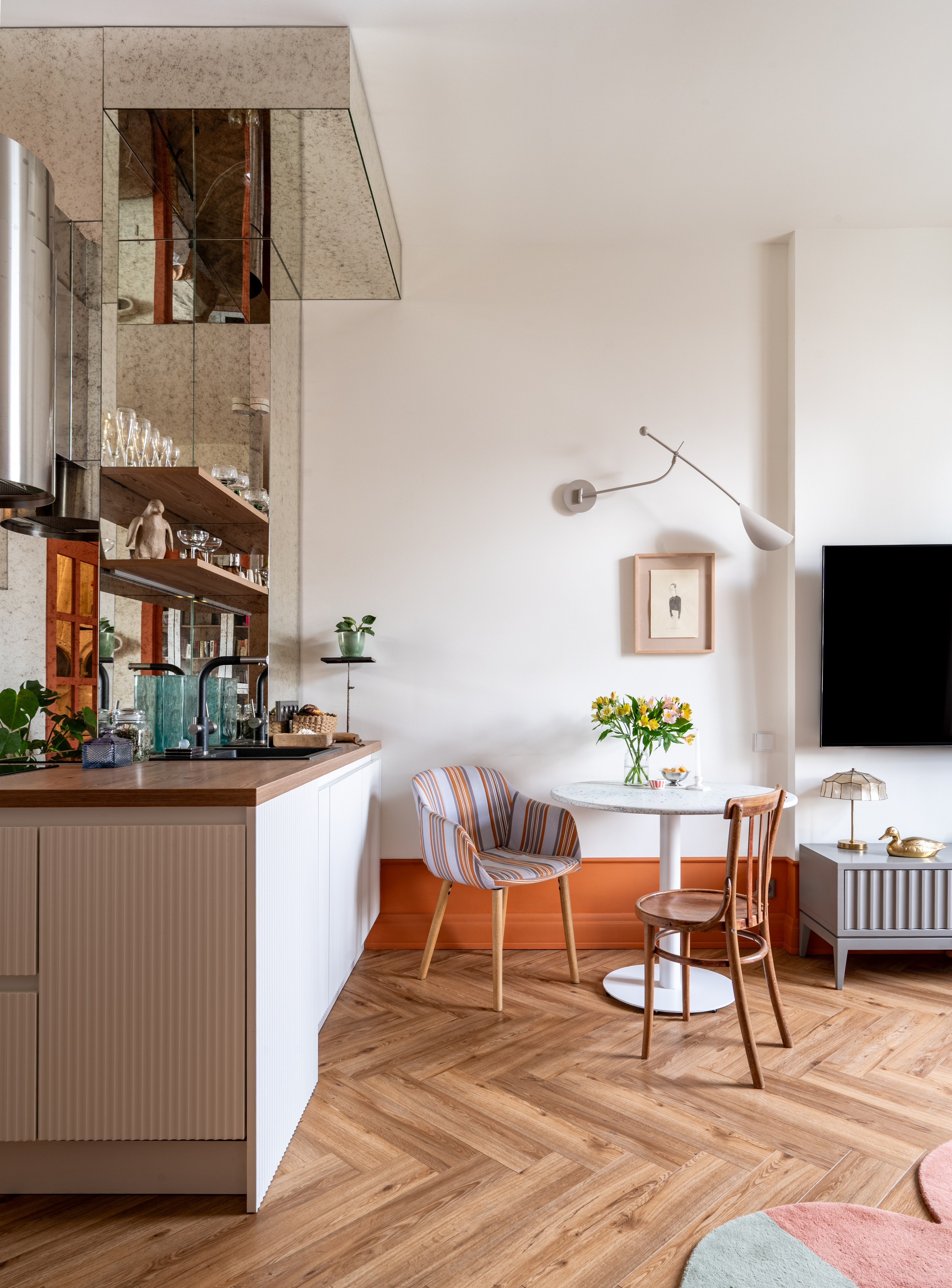 Современная кухня в светлых тонах, интерьерная съёмка Артура Попова.