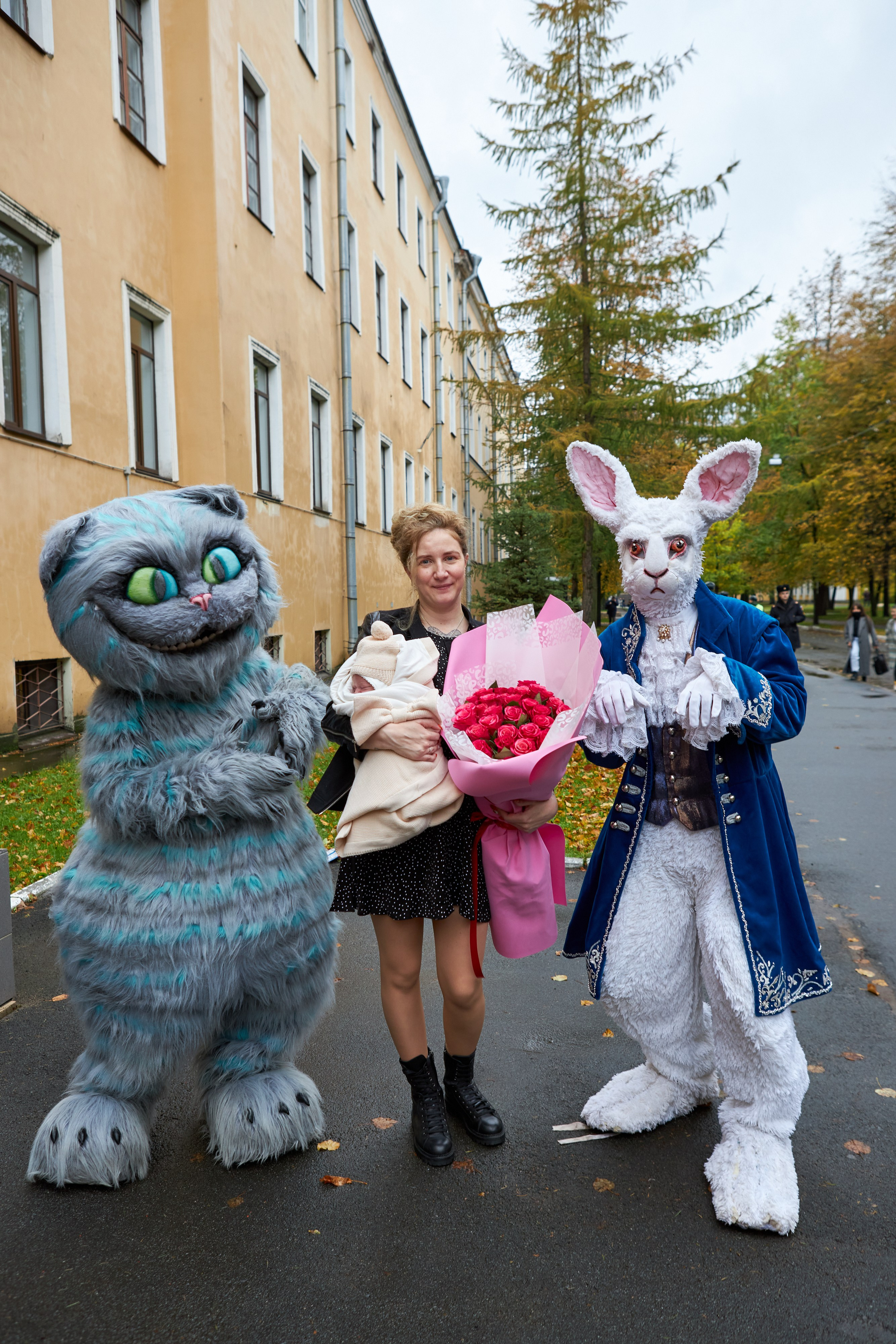 Фотосъемка выписки из роддома по мотивам Алисы в стране чудес