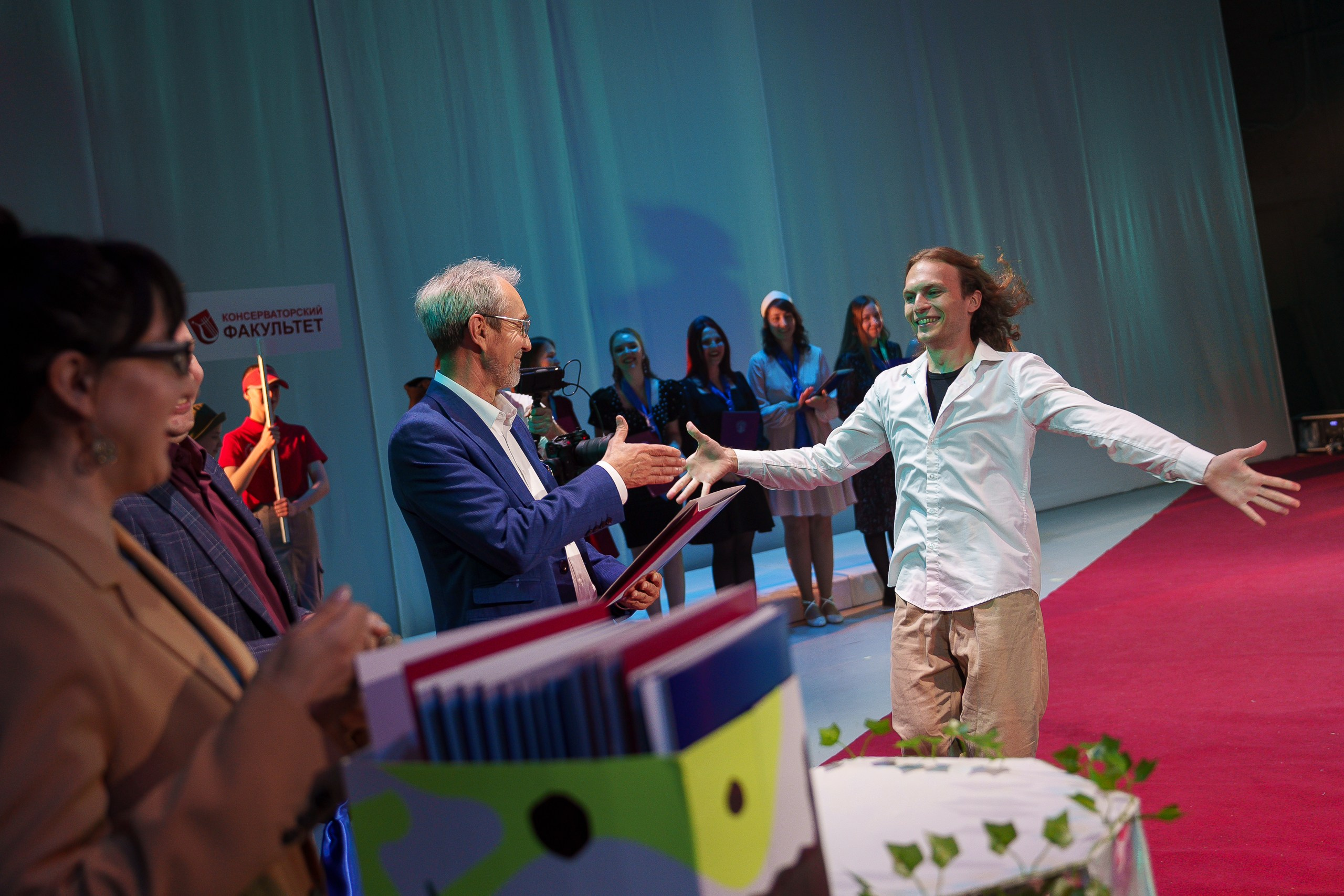 Церемония вручения дипломов выпускникам «ЧГИК». Фотограф Артём Рауэр