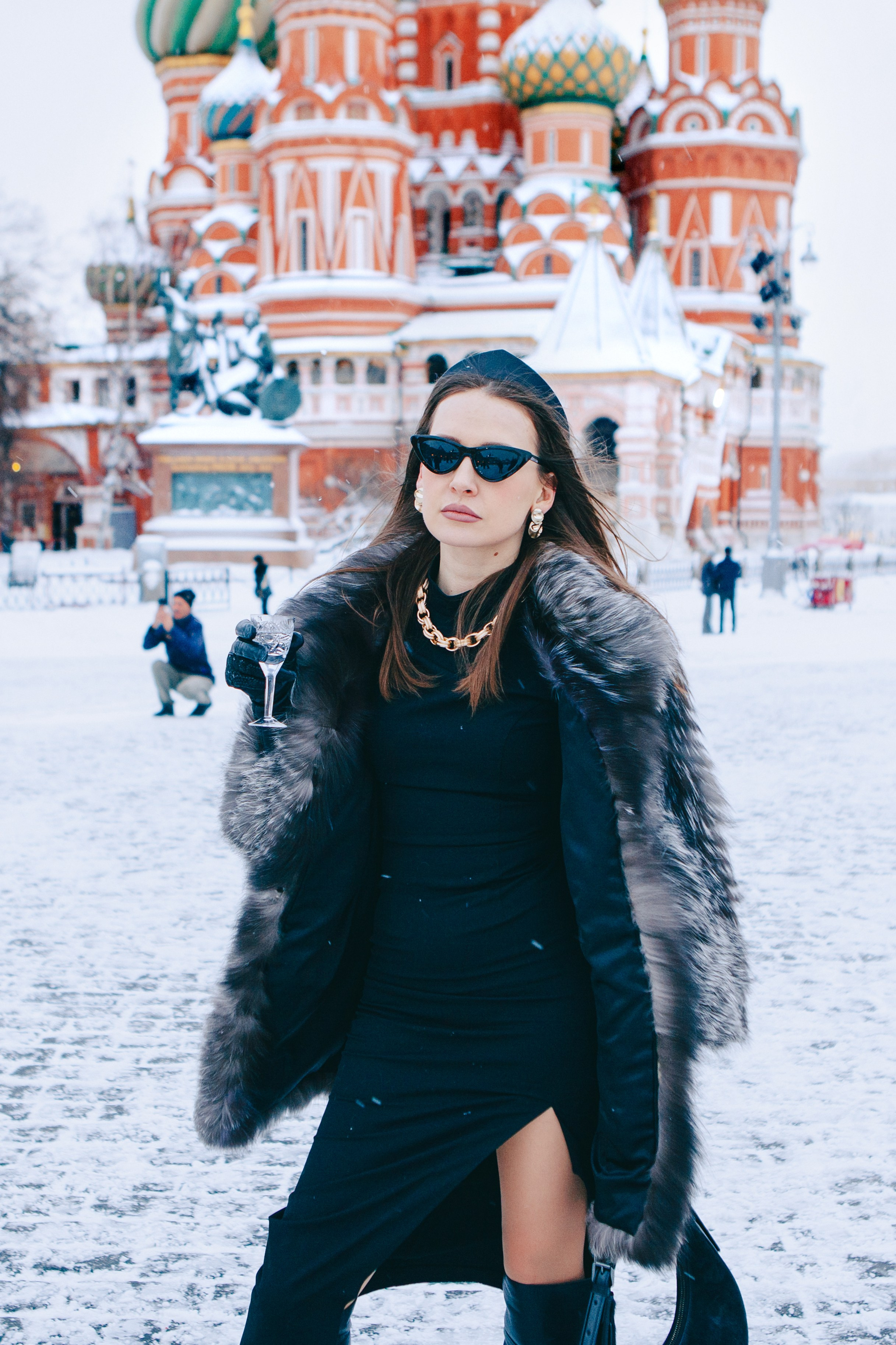 Russian girl в норковой шубе и в черном платье  в солнечных очках