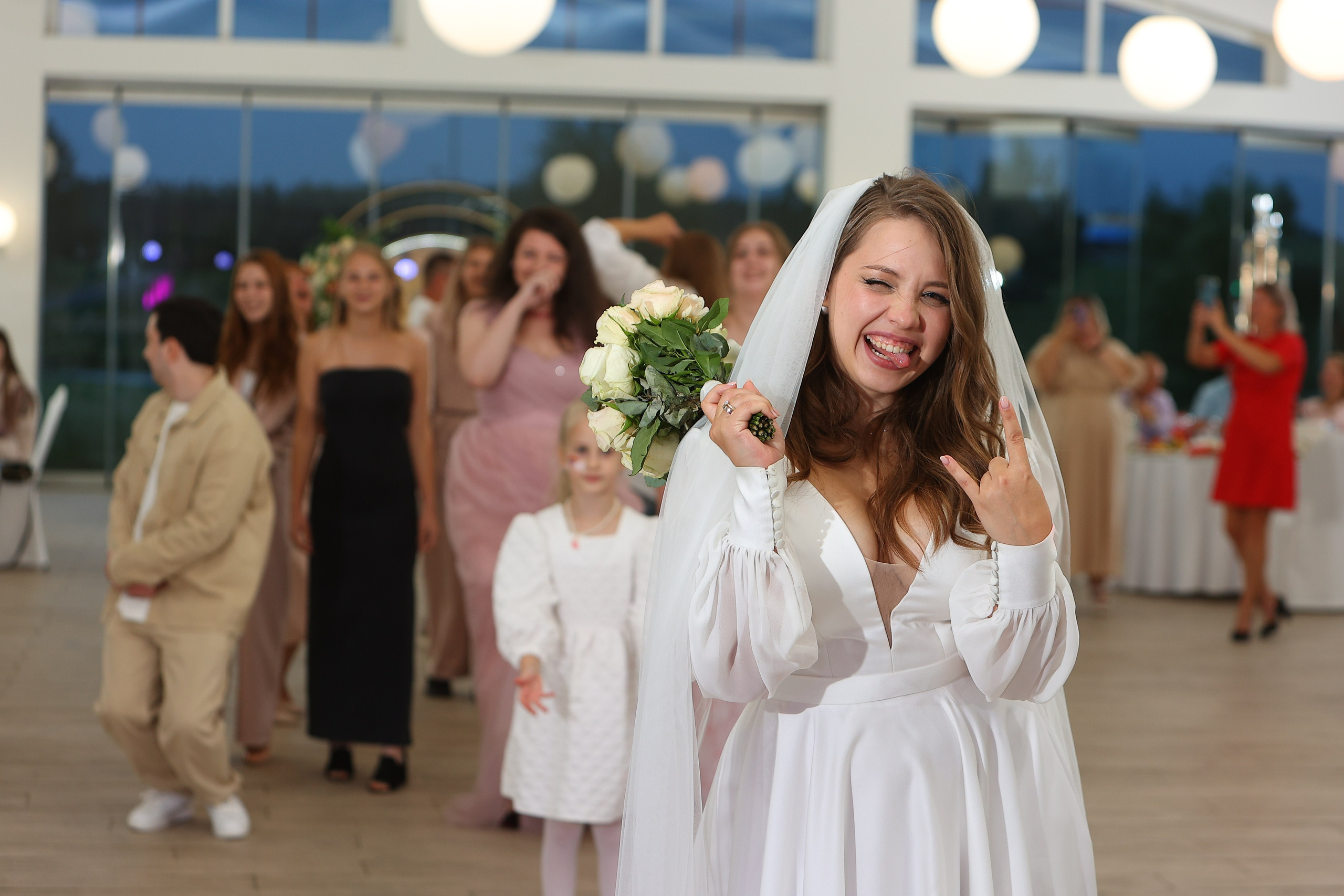 «Не важно, где ваша свадьба — загородный ресторан под Дмитровом или столичный лофт. Я поймаю кадры, которые покажут, как это было на самом деле: тепло, искренне, без фальши.  #СвадебнаяСъемкаМосква #ДмитровФотограф #РепортажнаяФотосъемка