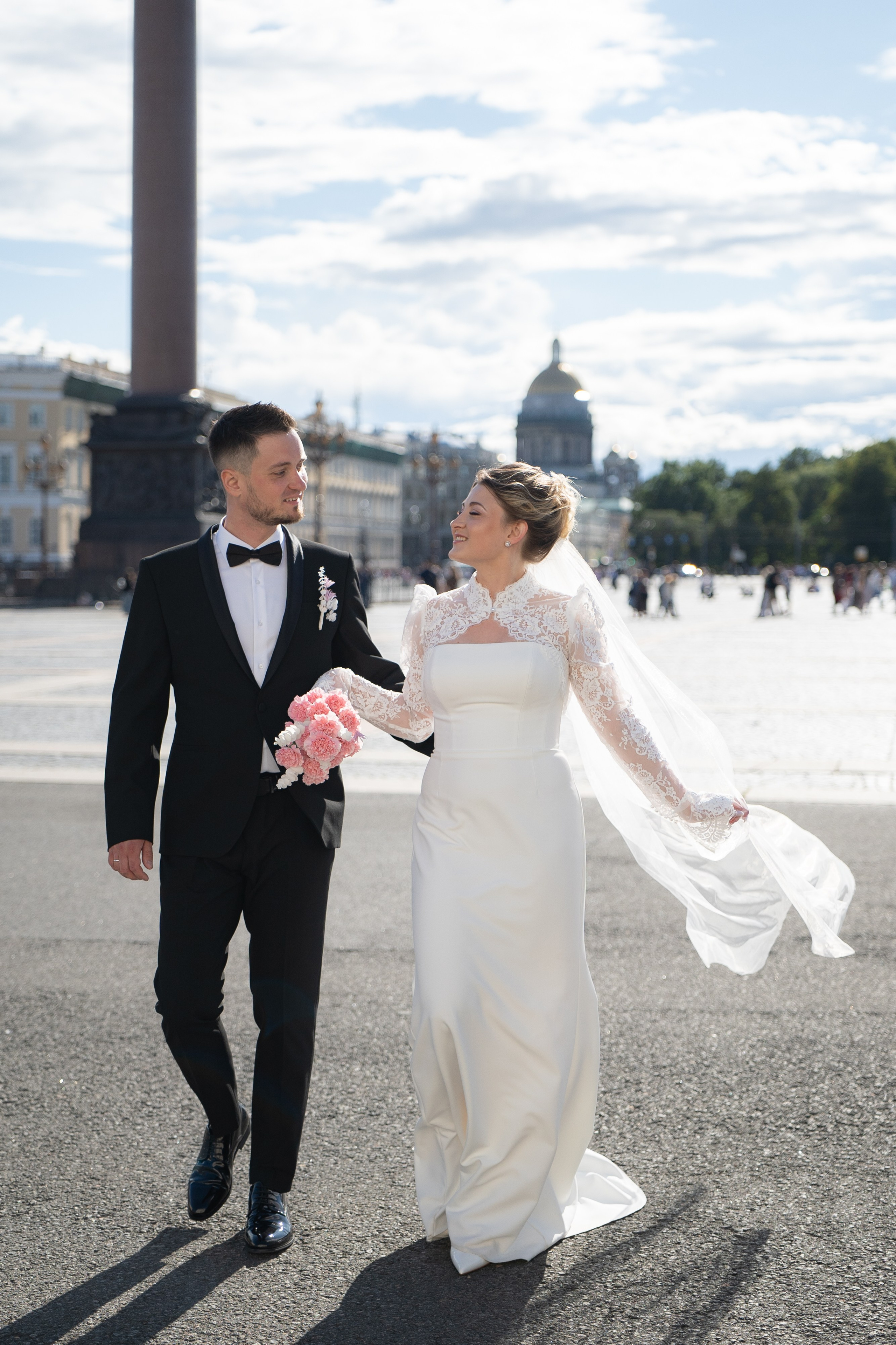 Красивые места для свадебной фотосессии летом в Санкт-Петербурге. Свадебный фотограф Александр Невский в Санкт-Петербурге