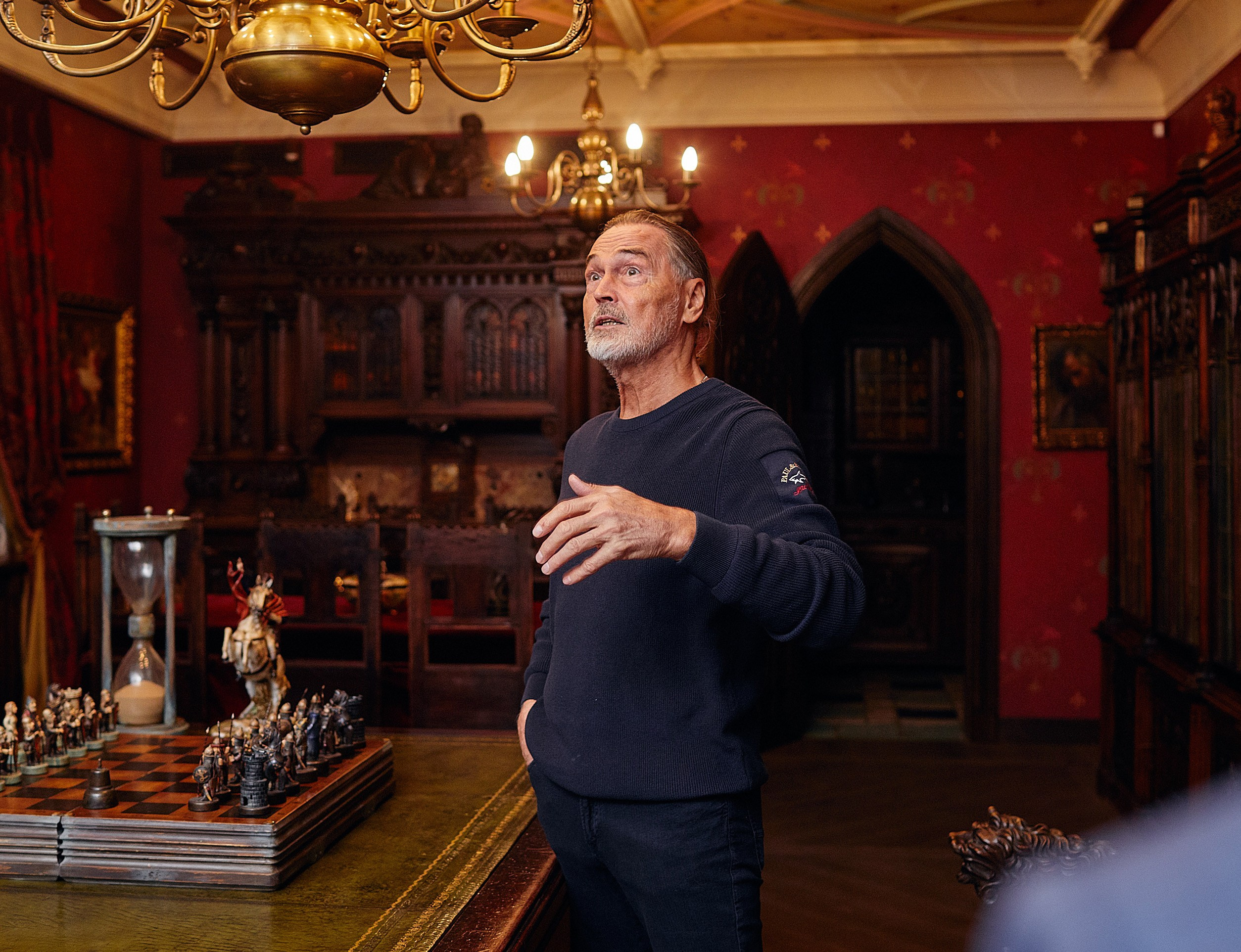 Никас Сафронов — экскурсия по дому. Репортажный фотограф в Москве Константин Дерягин