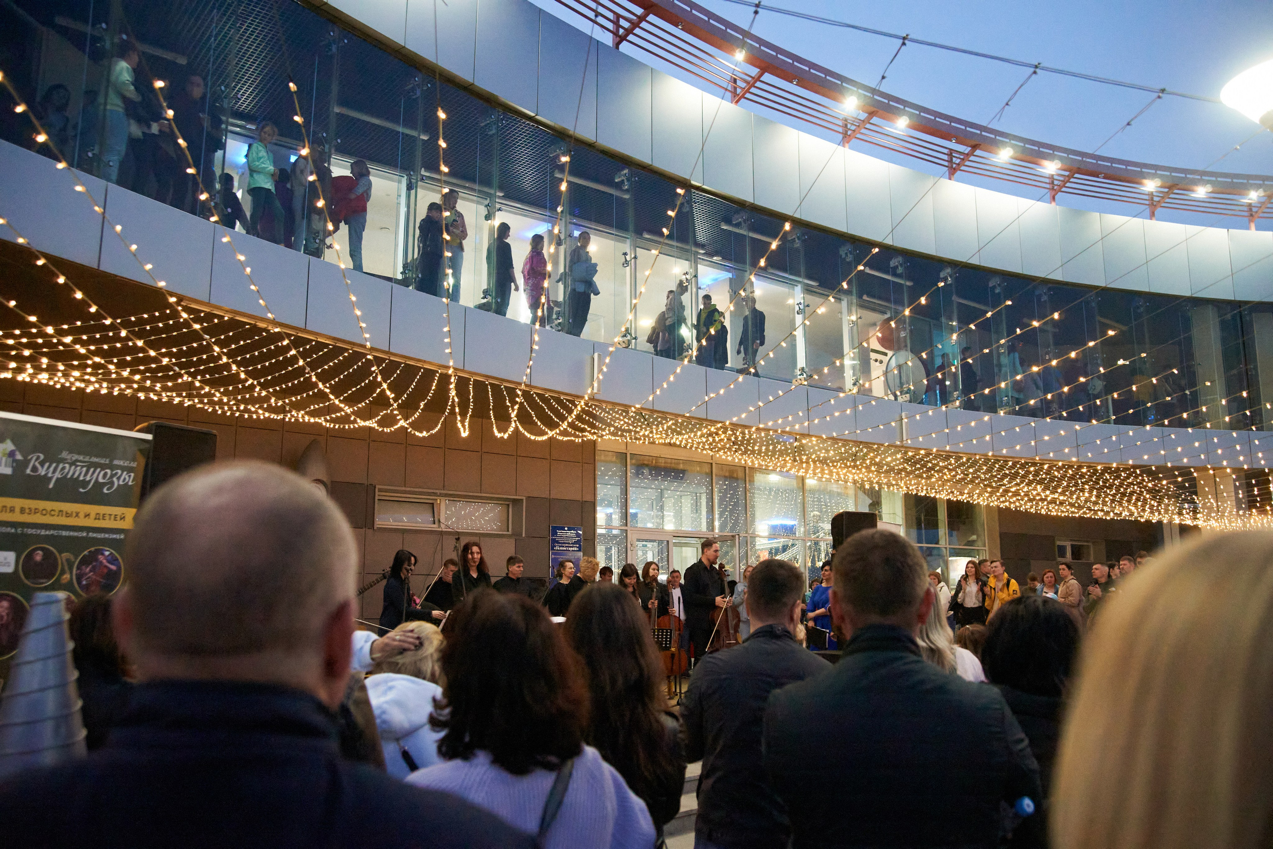 Репортаж: Музыкальная школа Виртуозы в Ночь музеев у планетария. Репортажный и женский фотограф в Новосибирске