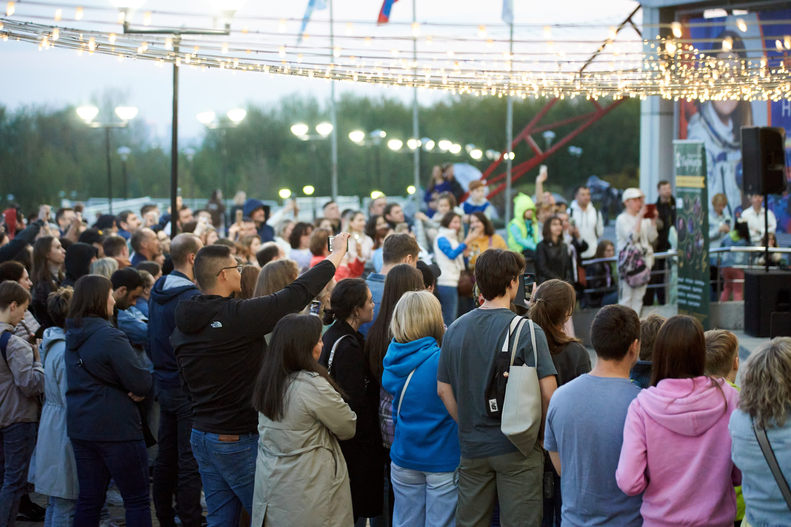 Репортаж: Музыкальная школа Виртуозы в Ночь музеев у планетария. Репортажный и женский фотограф в Новосибирске