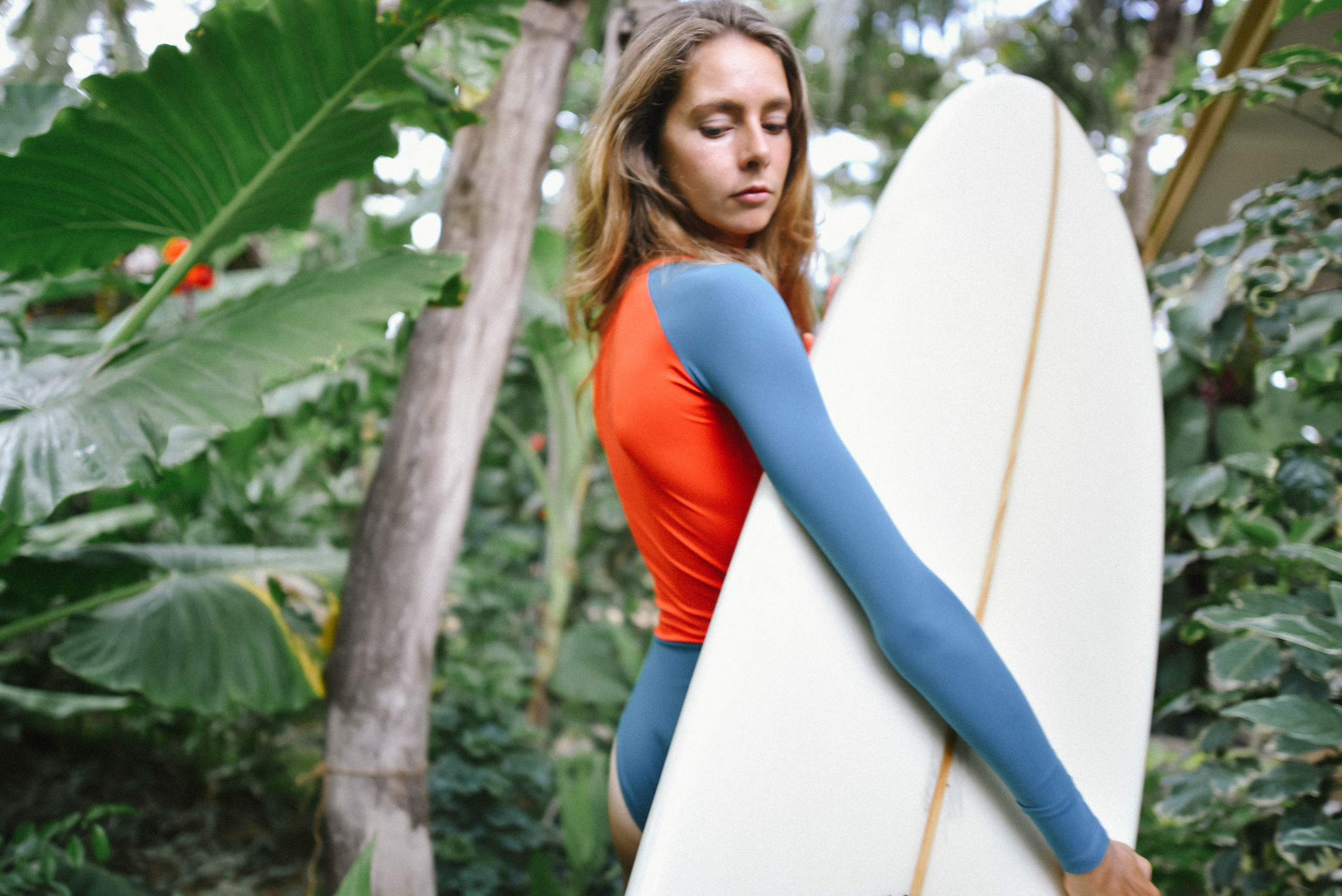 Съемка серфинга с воды в Аругам Бэй | Девушка на волнах восточного побережья. Фотограф на Шри-Ланке