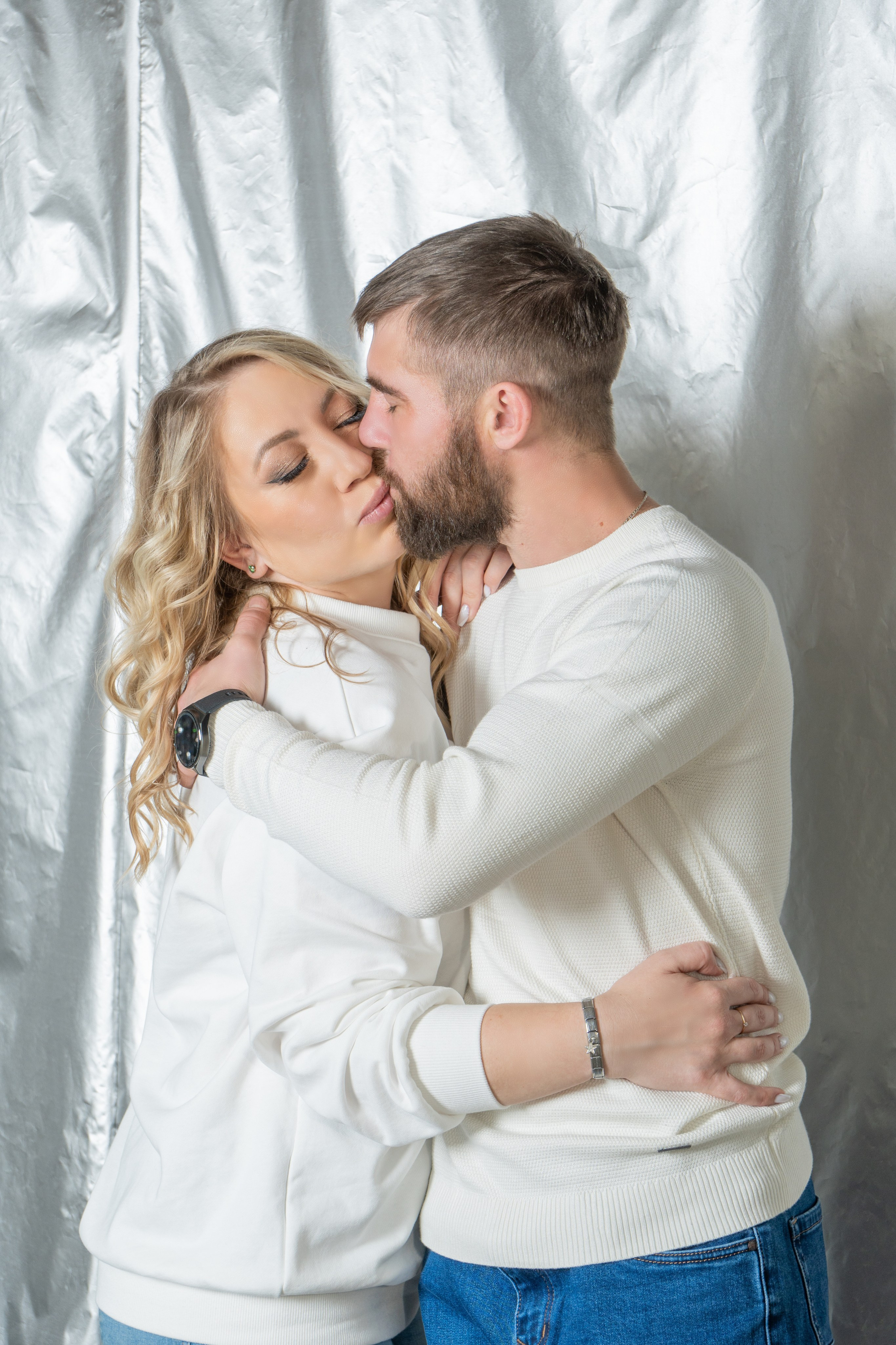 Семейная парная новогодняя фотосессия. Занимаюсь профессиональной фотографией и живу рядом с Байкалом. Работаю в разных жанрах