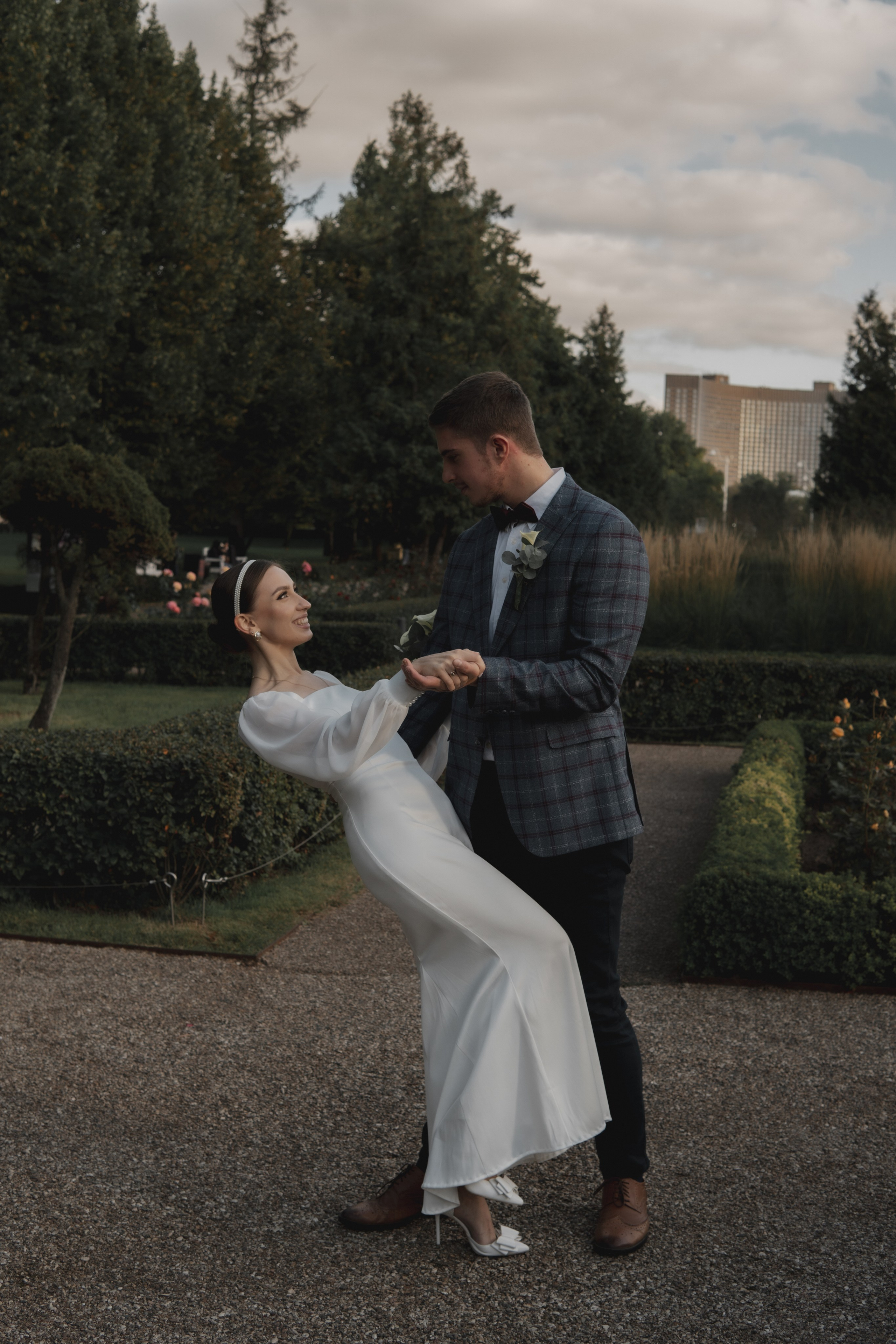 Свадебная прогулка. Мы тонем в лучах нежных объятий. Свадебный и портретный фотограф в Москве, Светлана Янковая