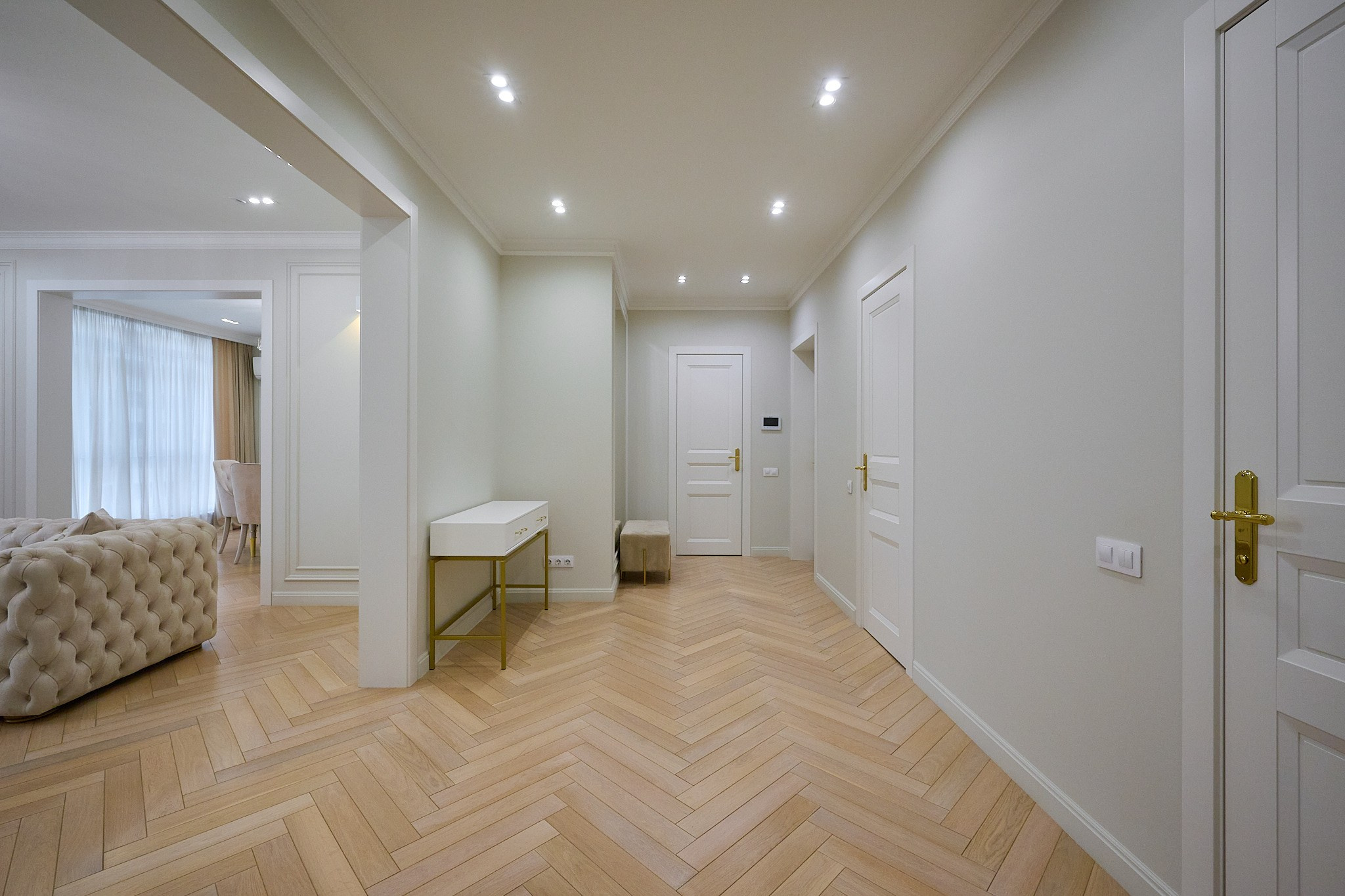 светлый коридор с белыми дверьми 