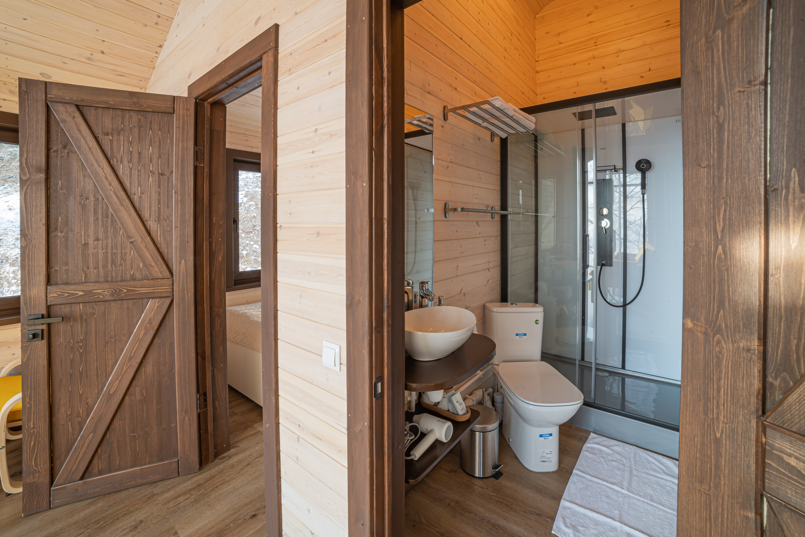 Интерьерная съемка частного гостевого дома. Занимаюсь профессиональной фотографией и живу рядом с Байкалом. Работаю в разных жанрах