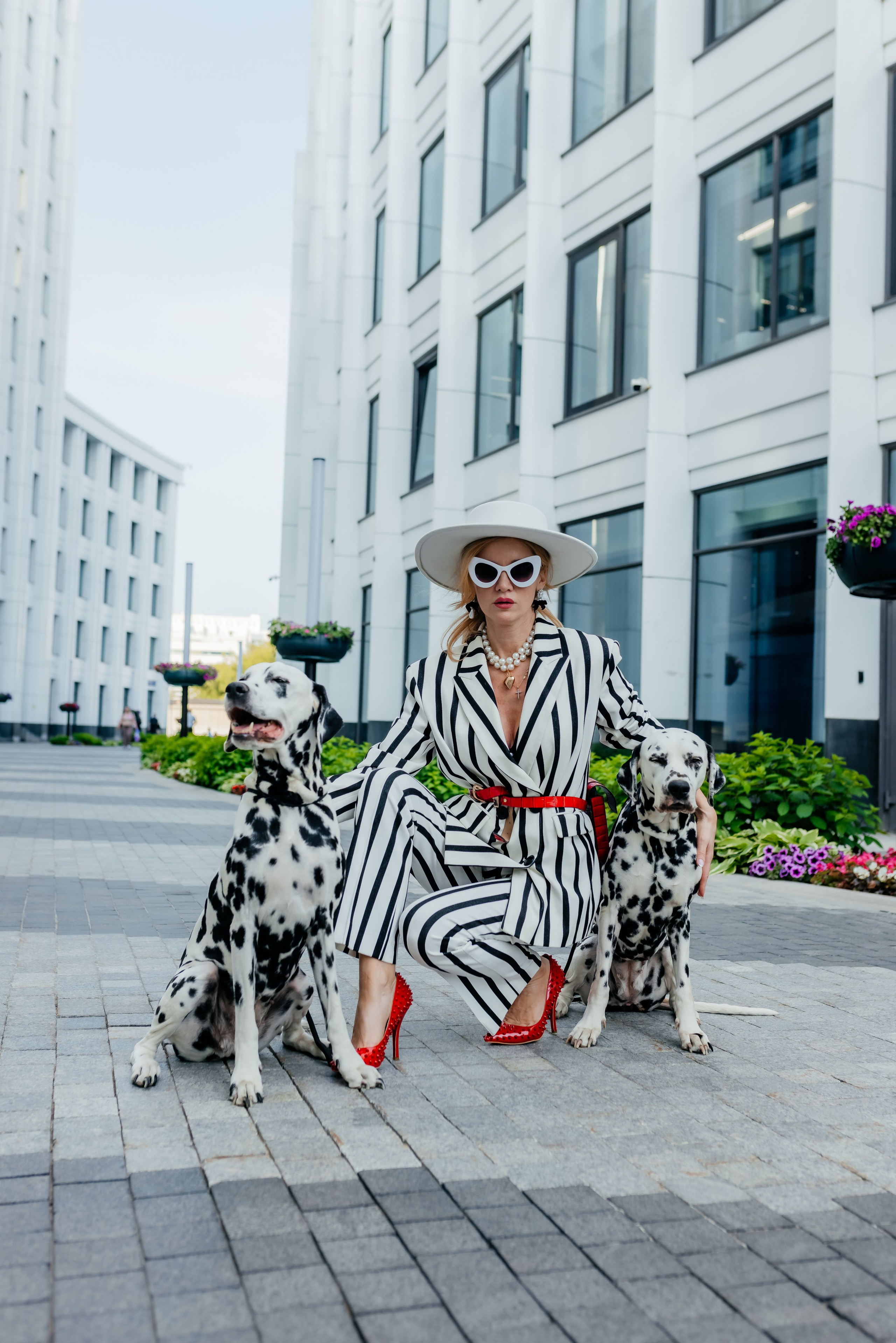 #fashionblogger #aquamarinmall #dalmatianstyle #kruelladevillook #newkruella #stylishoutfit #petphotos #luxurylife #модник #photoart #modaprokhodka #doglover #wowshot #lifestylephotography #highfashion