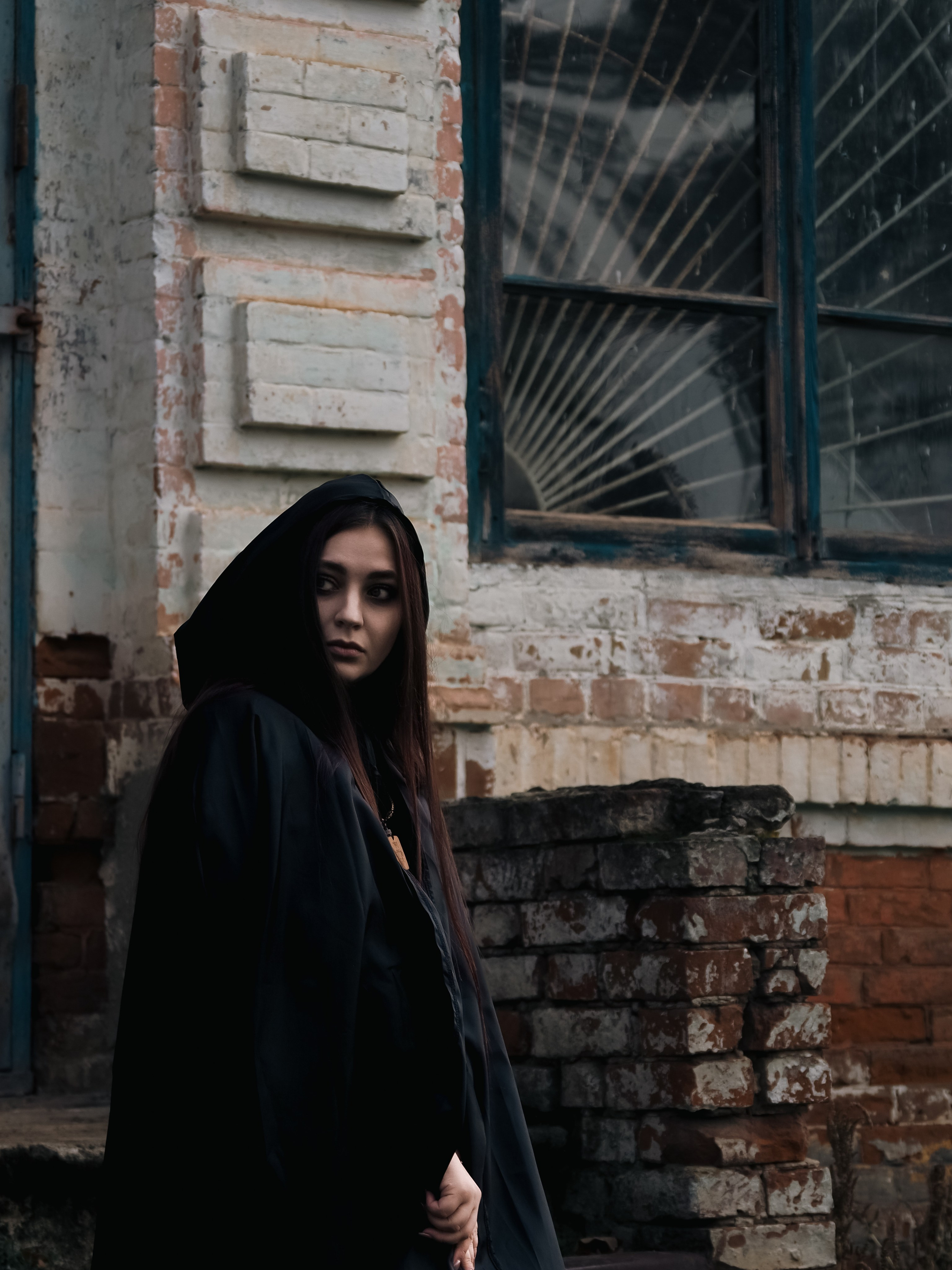 В балахоне. Профессиональная фотография от VladEstaf_StyloQArt: портреты, репортажи, семья