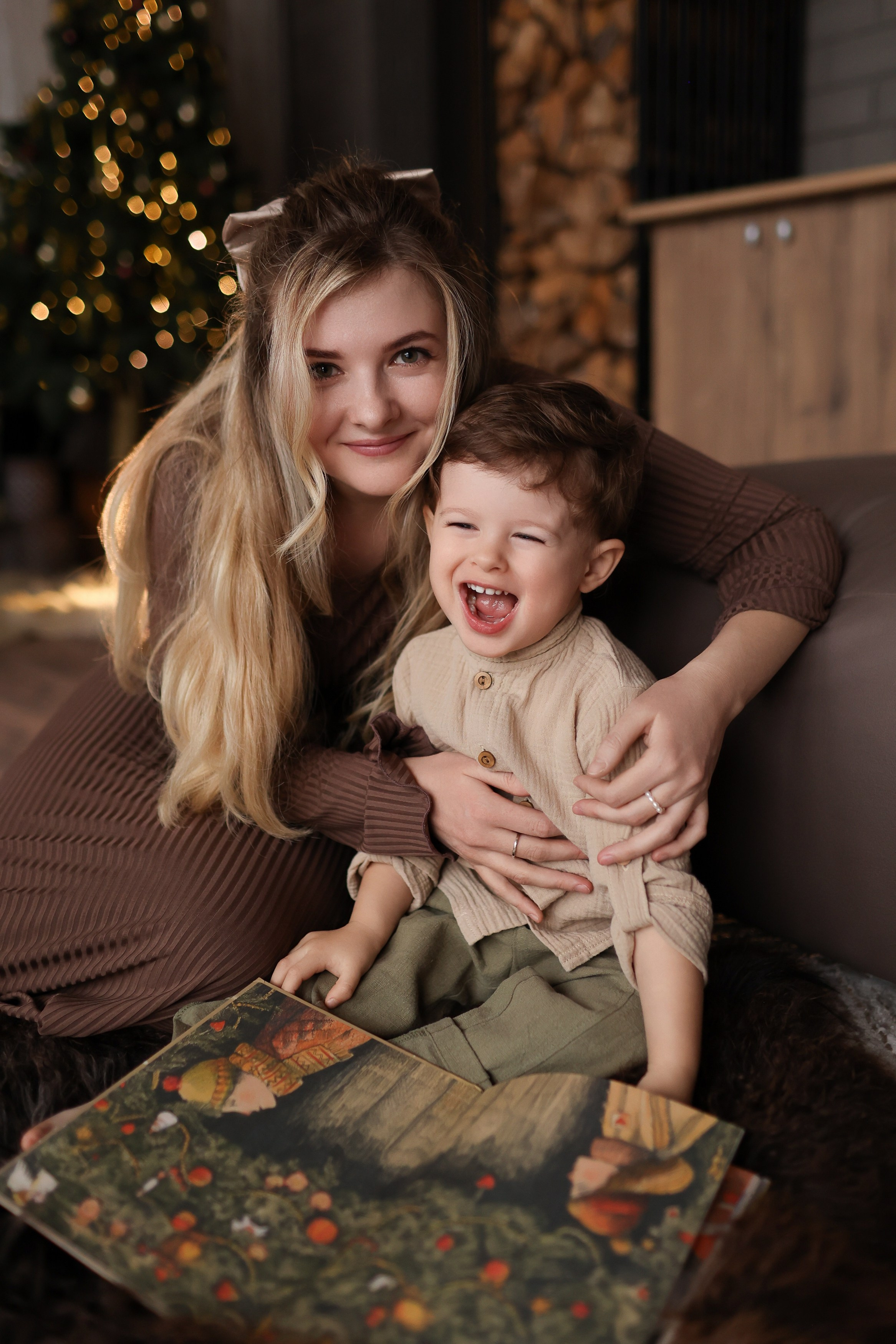 Семейная новогодняя фотосессия в загородном доме. Фотограф Владимир Москва