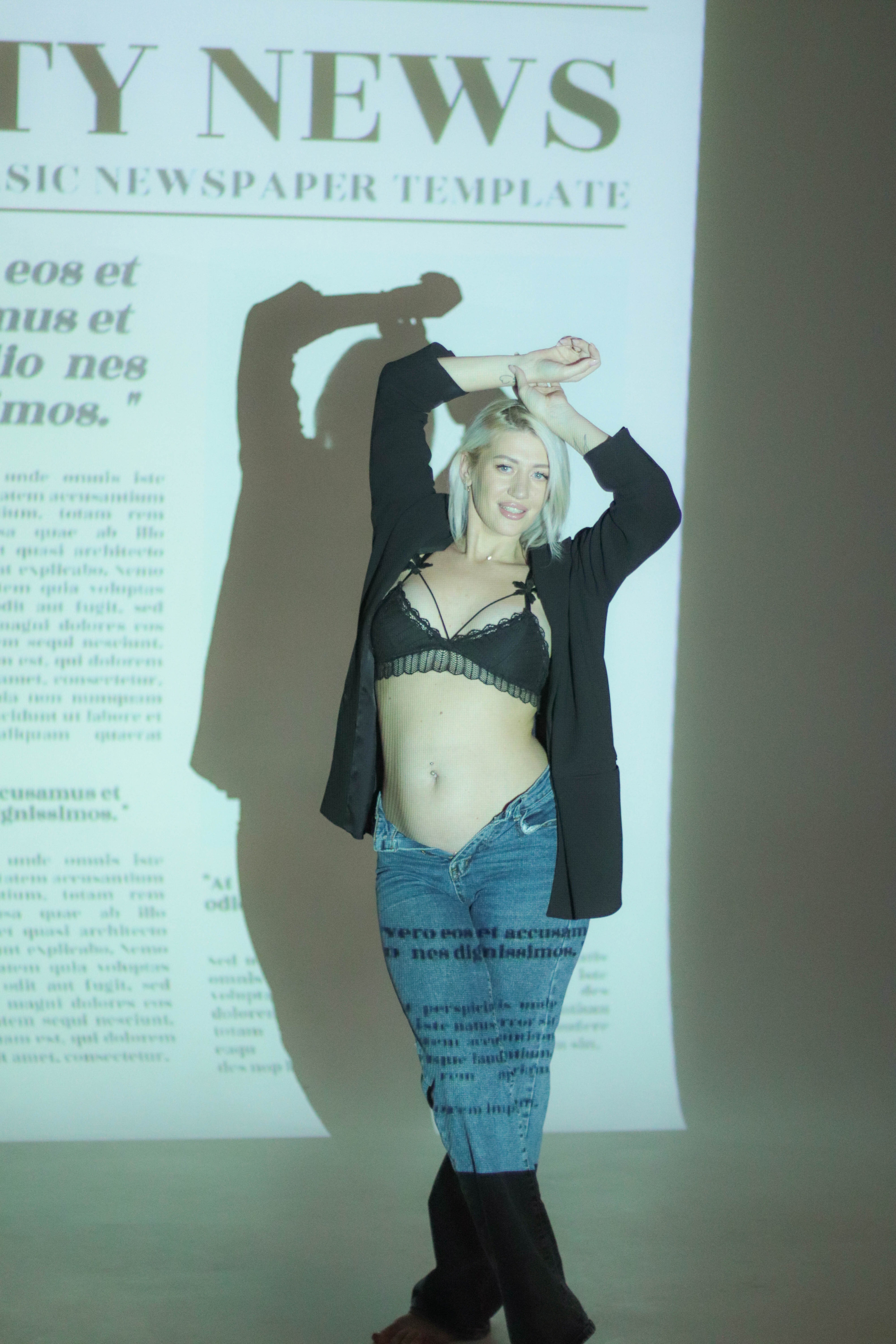 Беременная девушка и проектор. Фотограф в Сургуте Брызгунова Анастасия