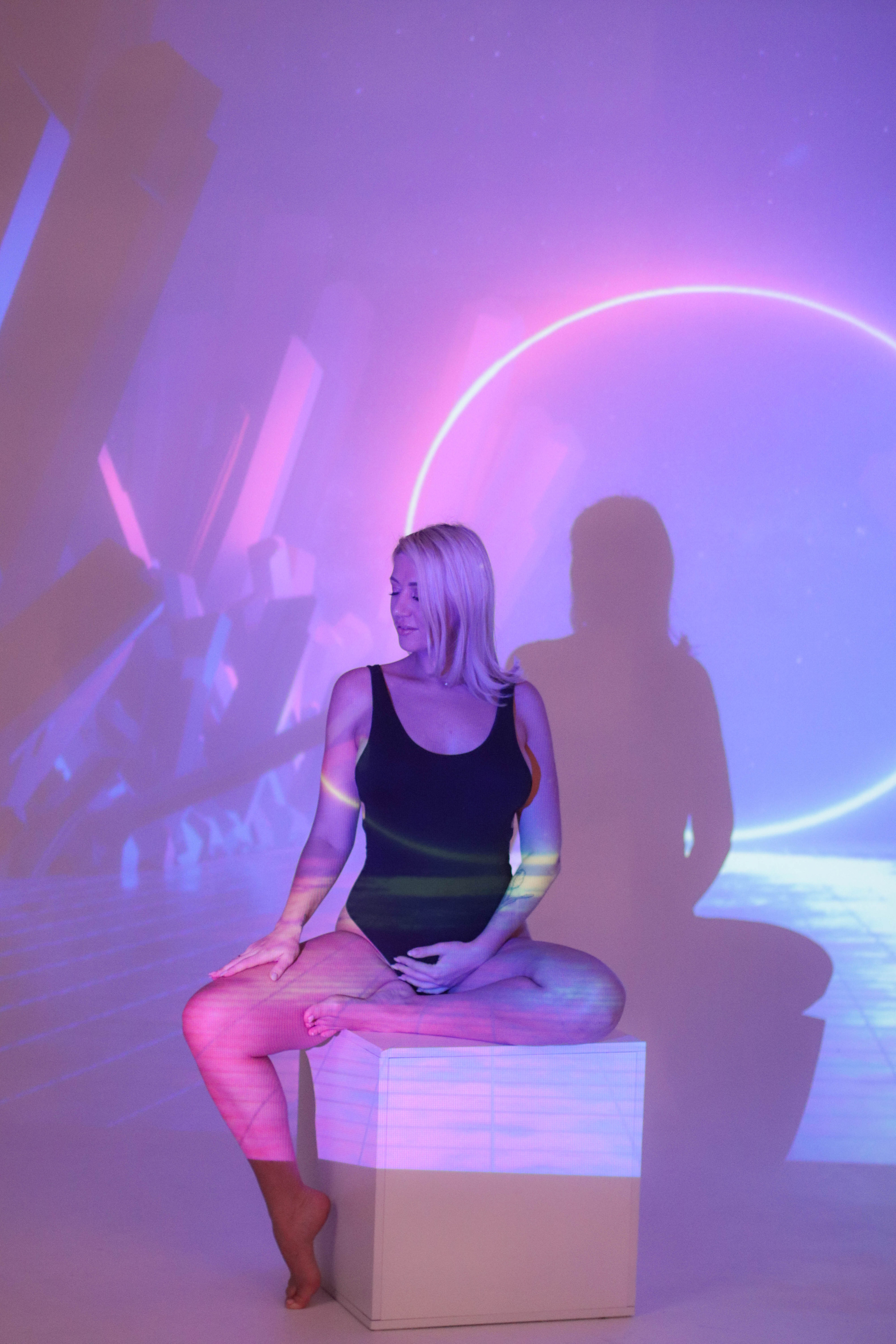 Беременная девушка и проектор. Фотограф в Сургуте Брызгунова Анастасия