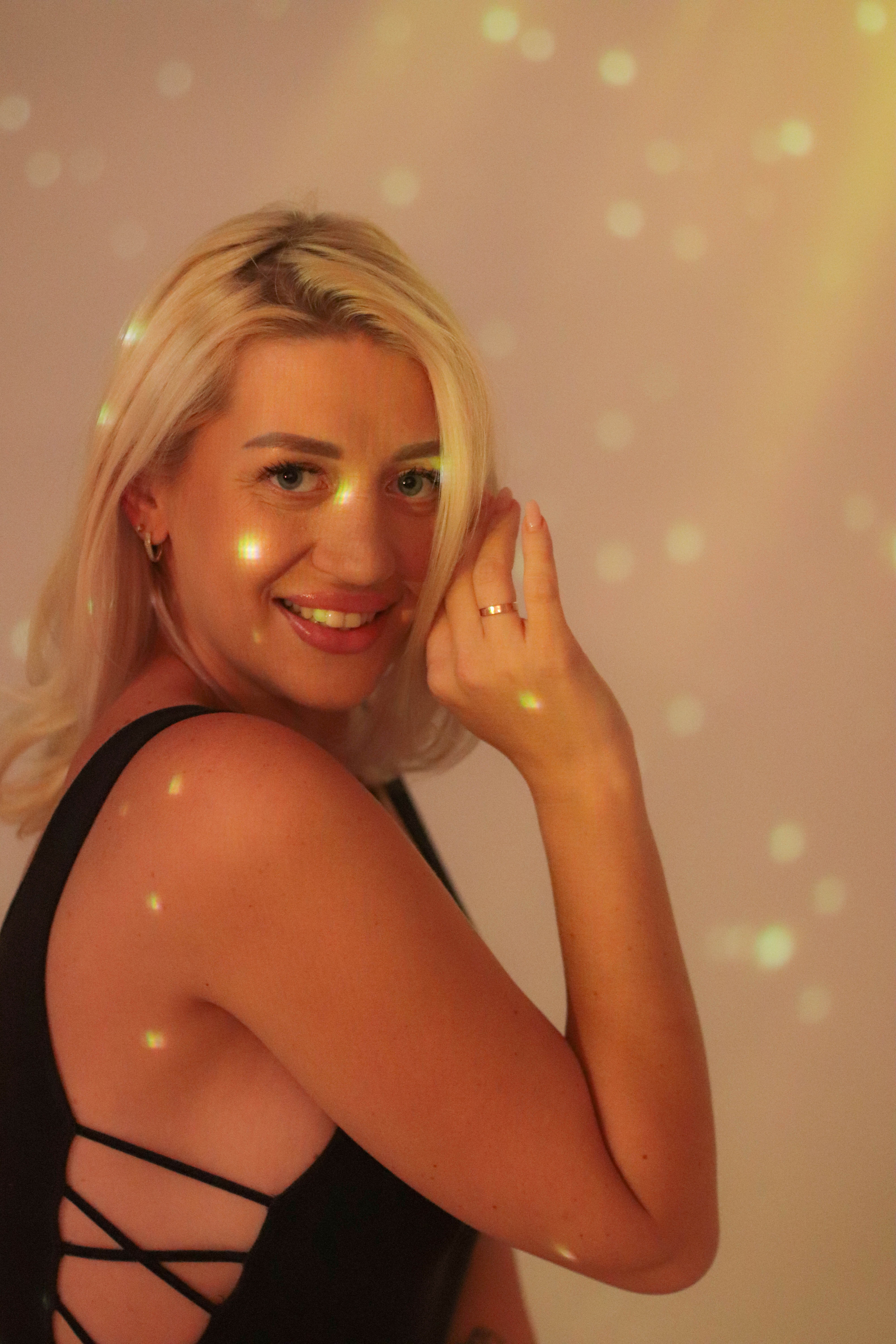 Беременная девушка и проектор. Фотограф в Сургуте Брызгунова Анастасия