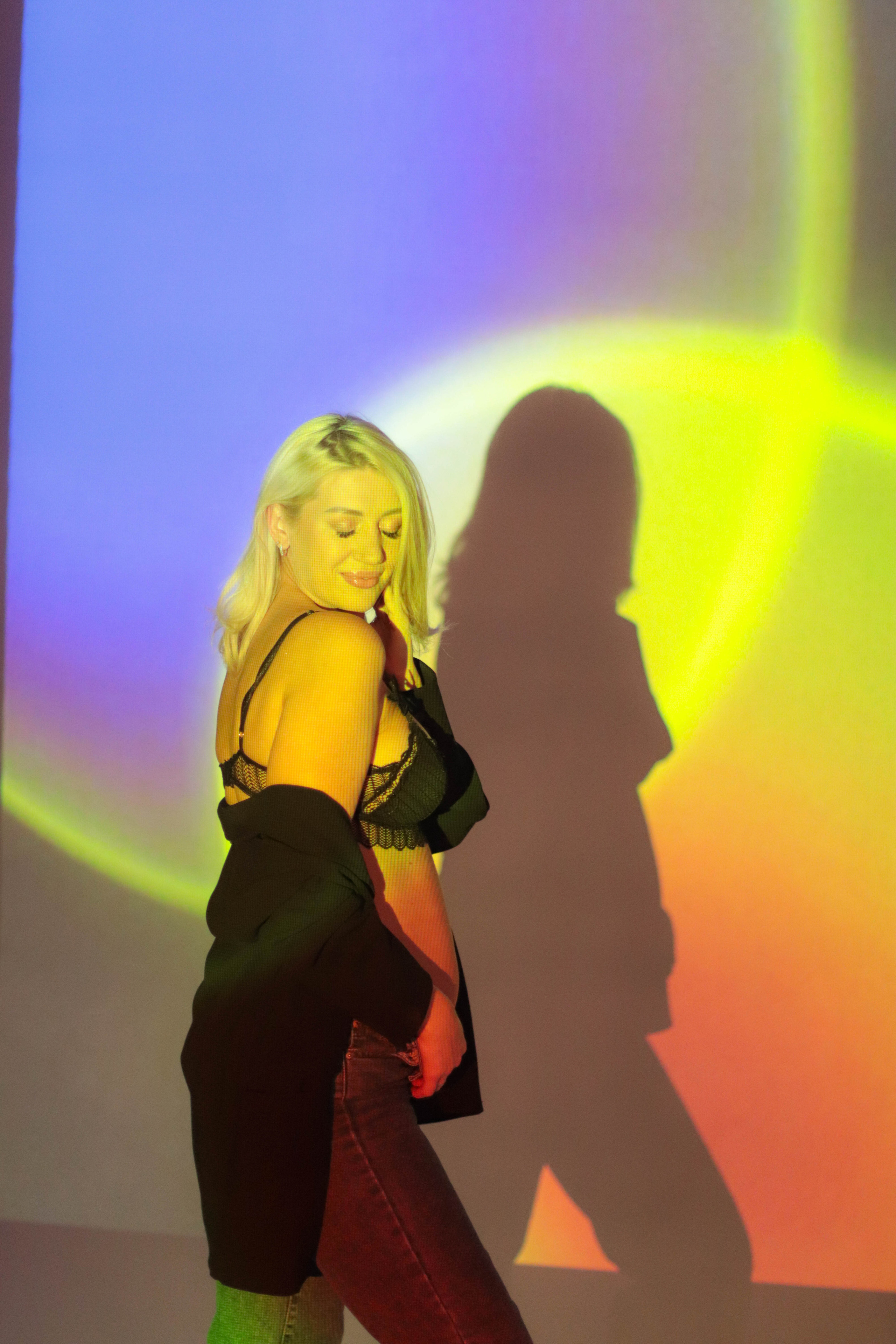 Беременная девушка и проектор. Фотограф в Сургуте Брызгунова Анастасия