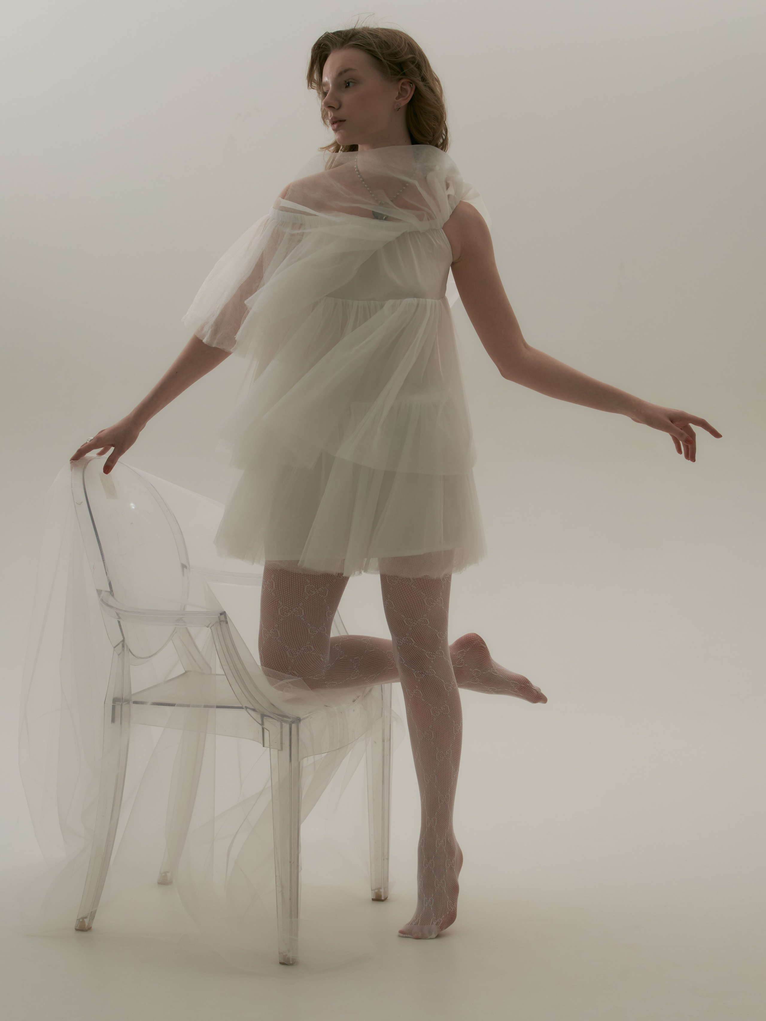 Творческая съёмка фэшн-истории - воздушная девушка в белом с развевающимися волосами