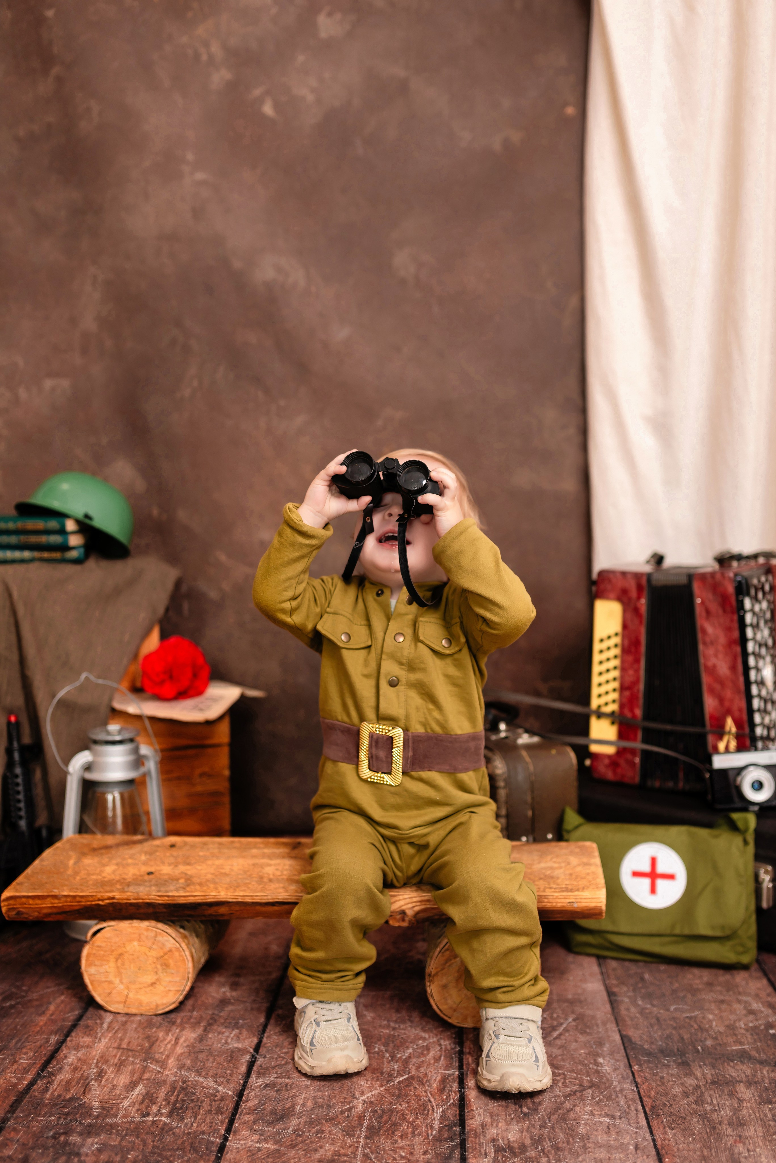 Детская фотосессия для малышей к 9 мая в Иркутске в костюмах в военной форме