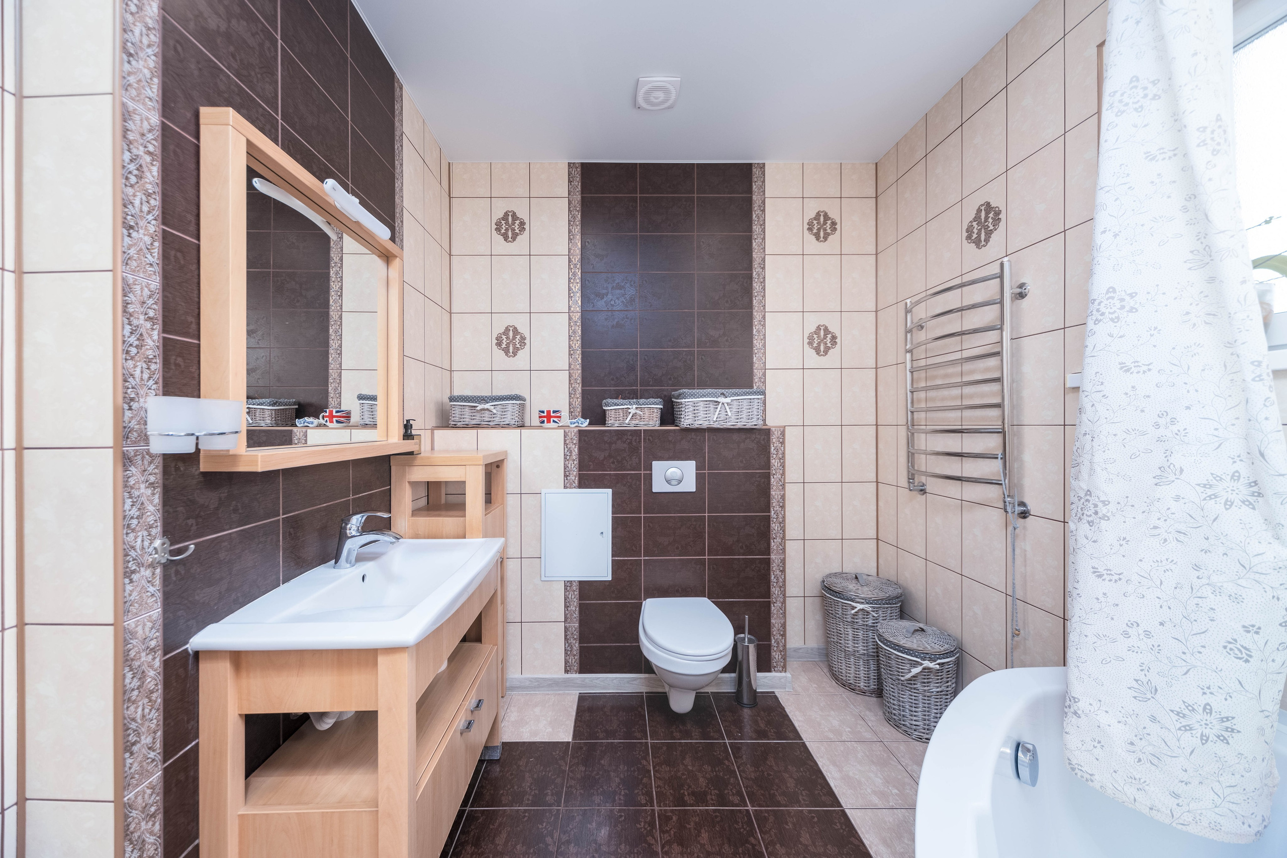 Интерьер санузла в коттедже в Хатежино - фотограф Sakavita Media