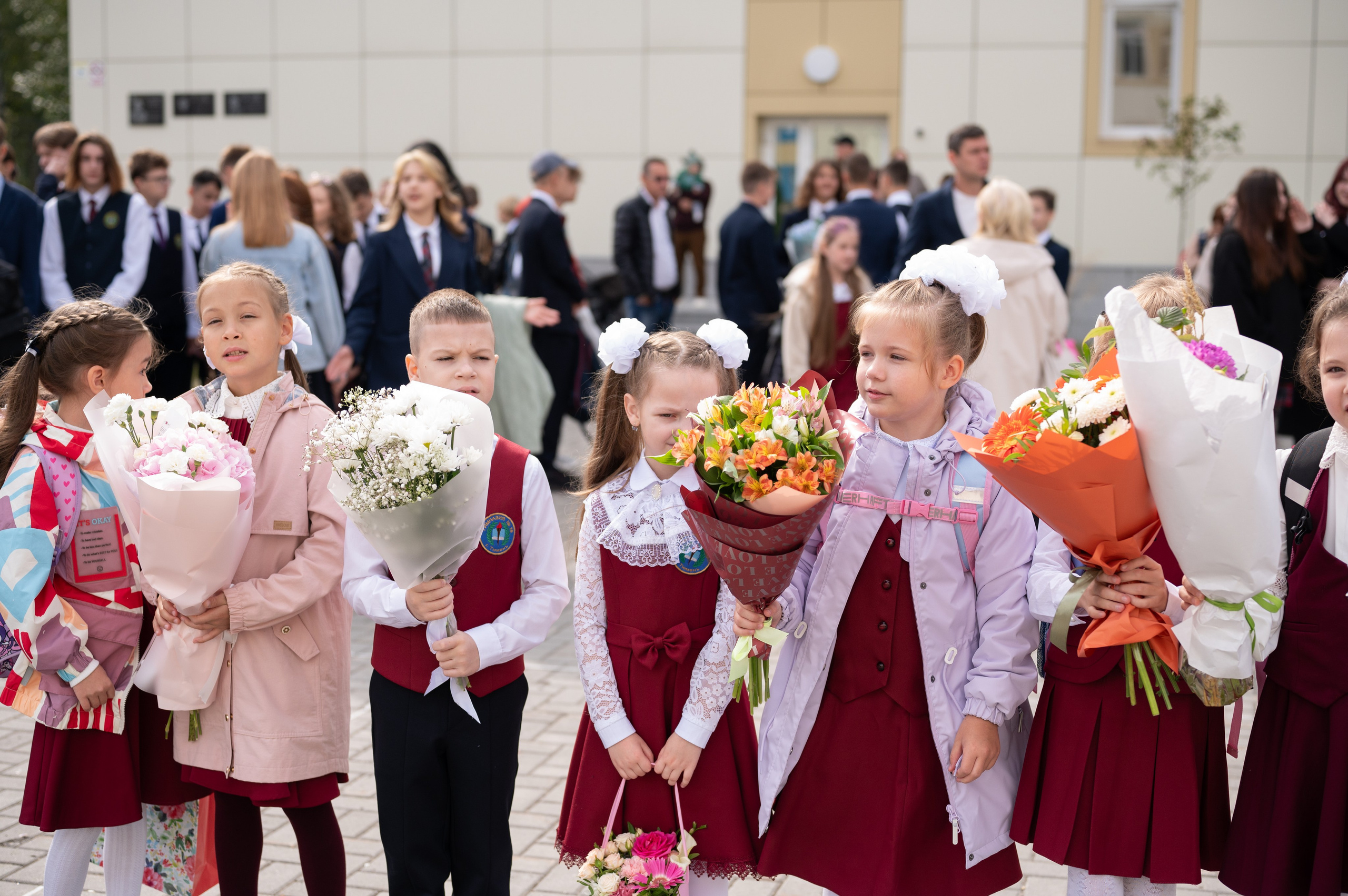1 сентября 16 гимназия 2 класс (линейка + в классе+ на улице). Фотограф новорожденных, семейный детский в Тюмени Татьяна Морозова