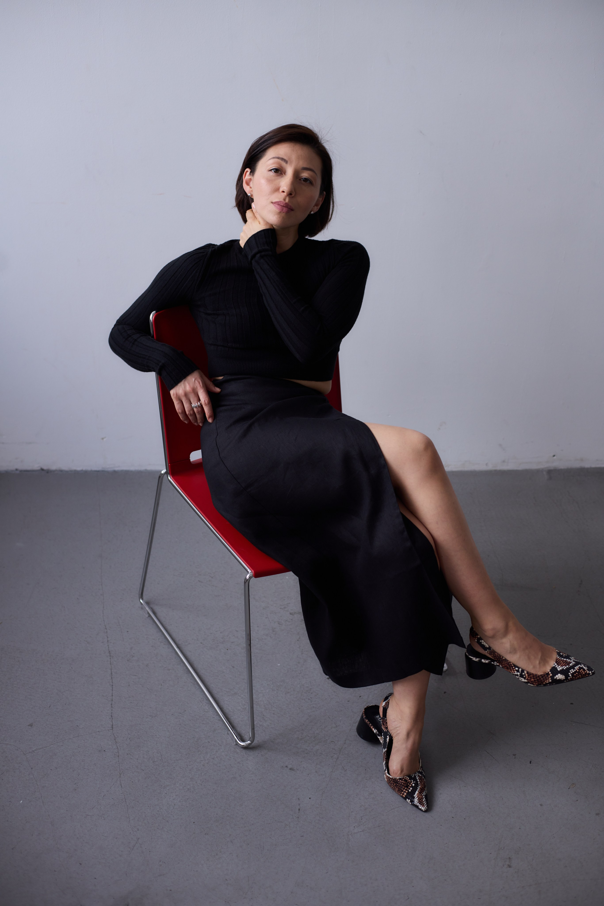 Кристина Кибирева, девушка в офисной одежде. Фото в офисе 