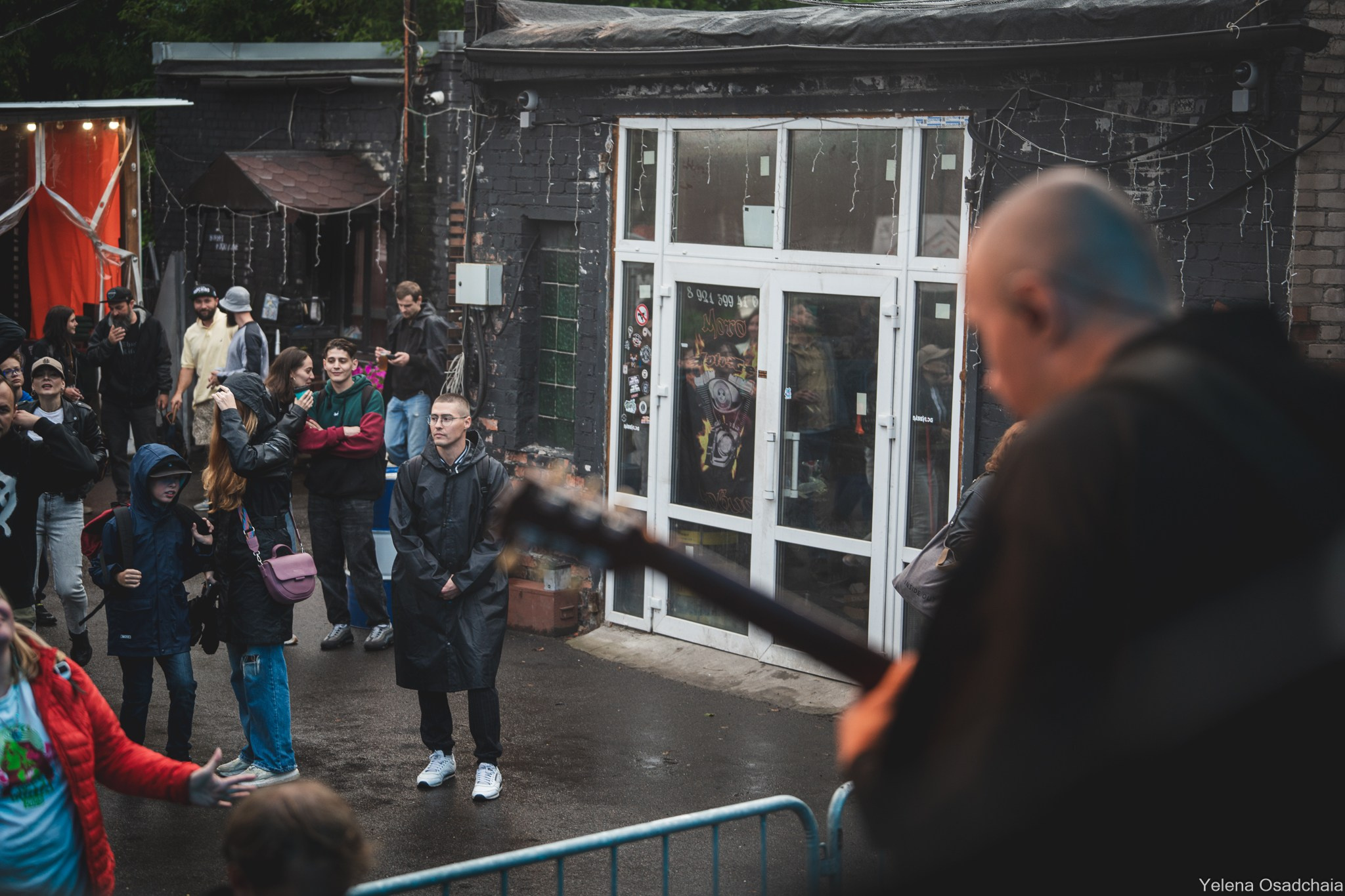 Живой 2025 — День 1. Елена Осадчая — фотографирую музыку на сцене и в жизни