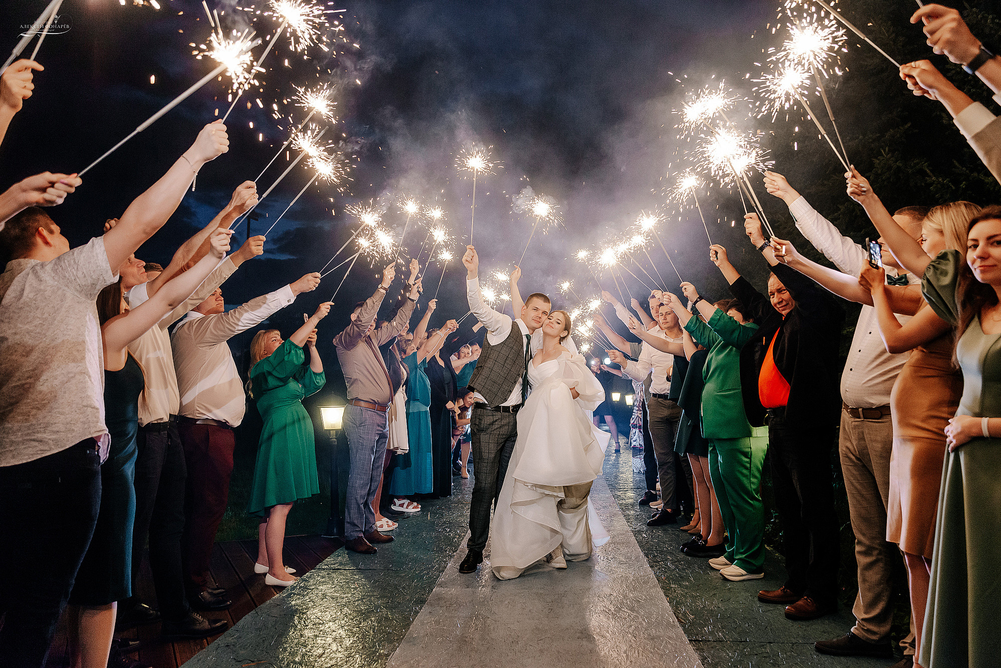 бенгальские огни в руках гостей