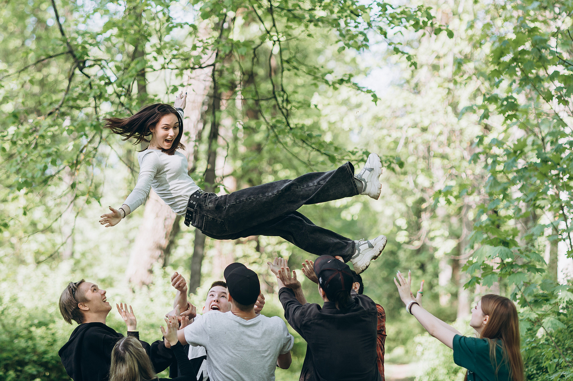 подбрасывают ученицу