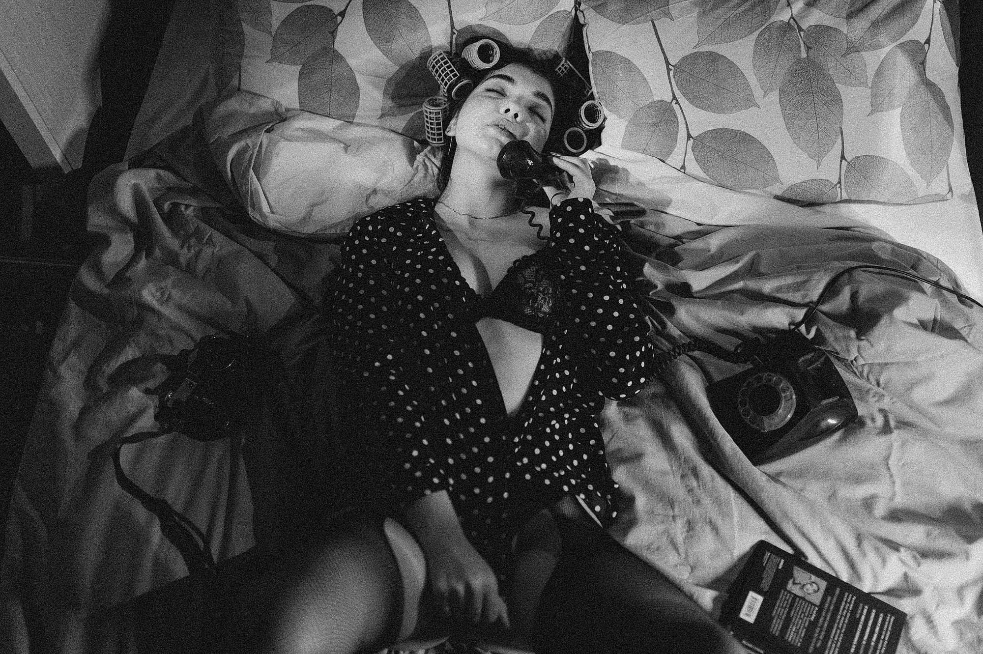 в чулках и бигудях 