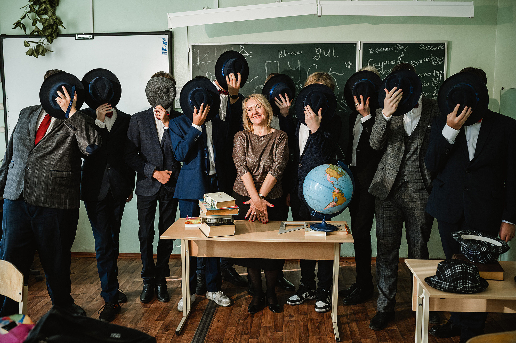 парни в шляпах у школьной доски