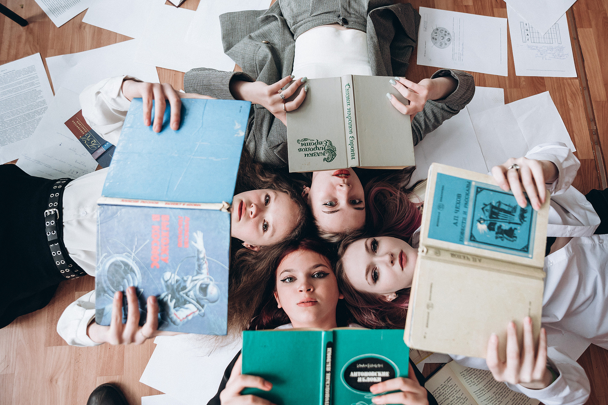 Школьницы с книжками