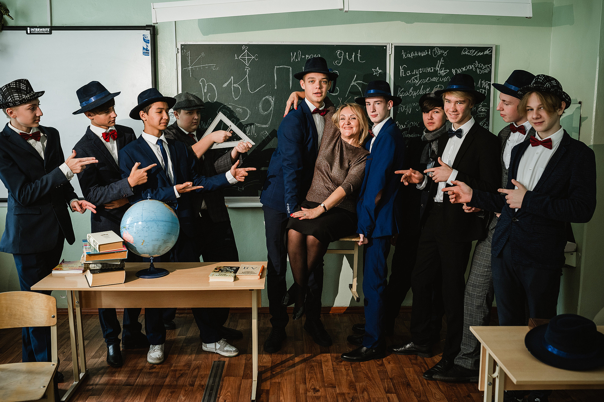 Мальчики с классным руководителем