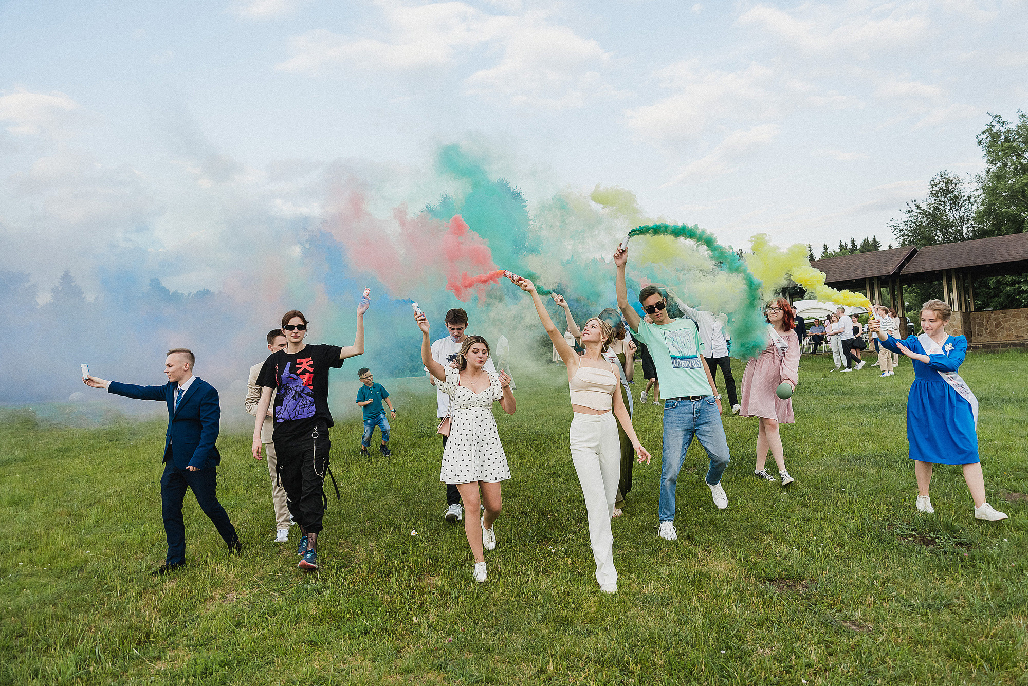 Ребята позируют с дымом