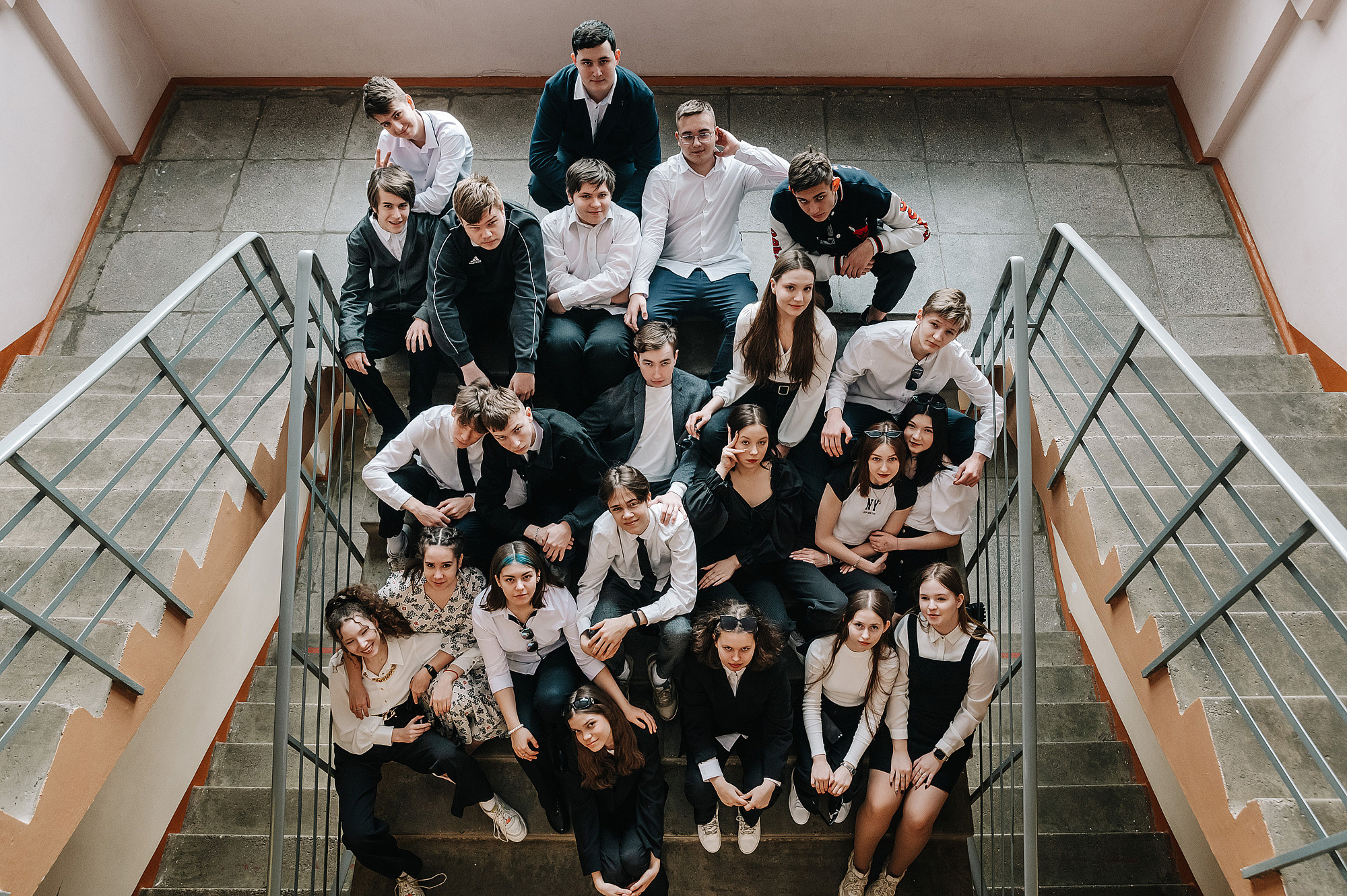 Школьники на лестничной площадке 