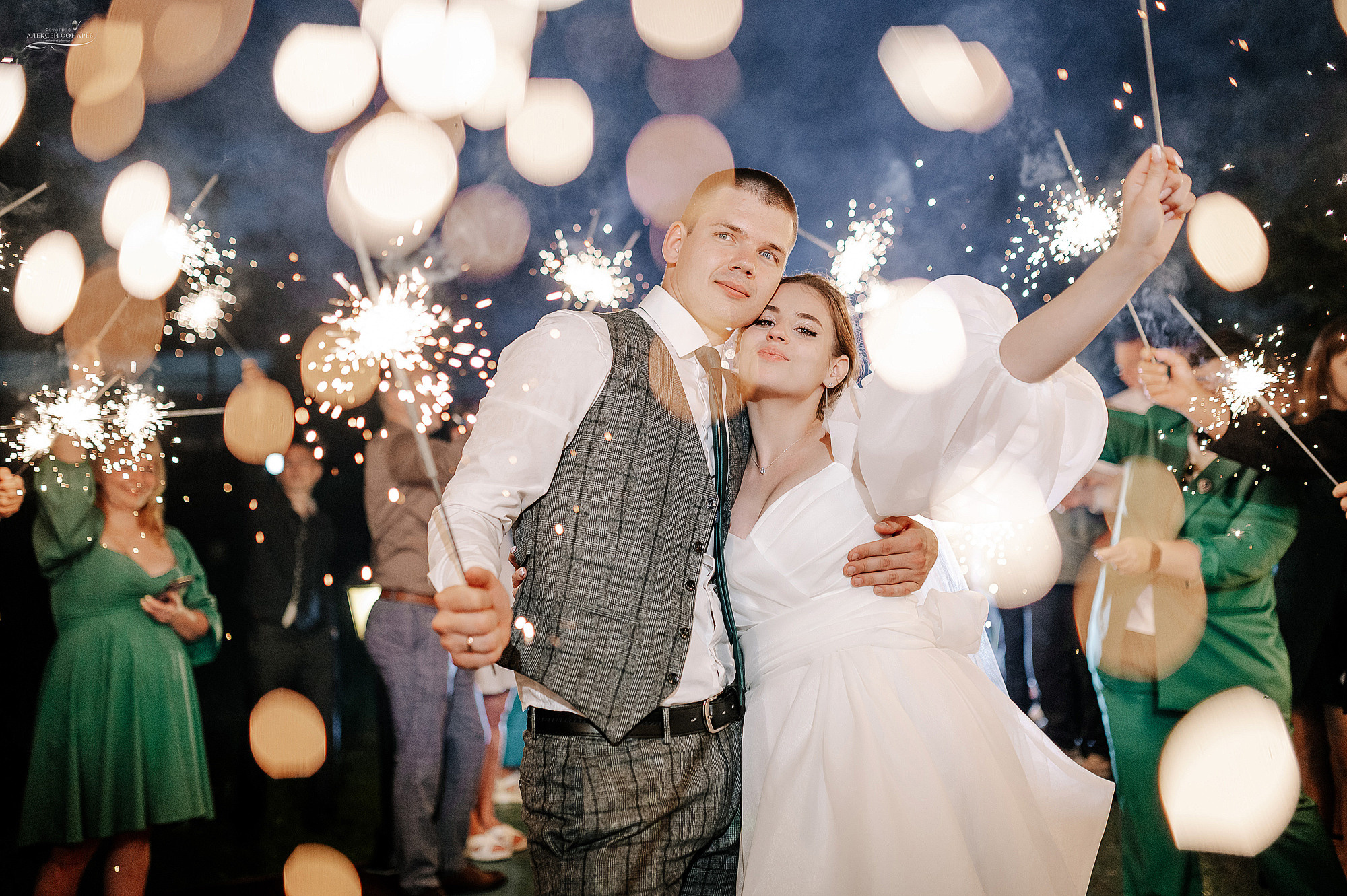 яркие огни на свадьбе