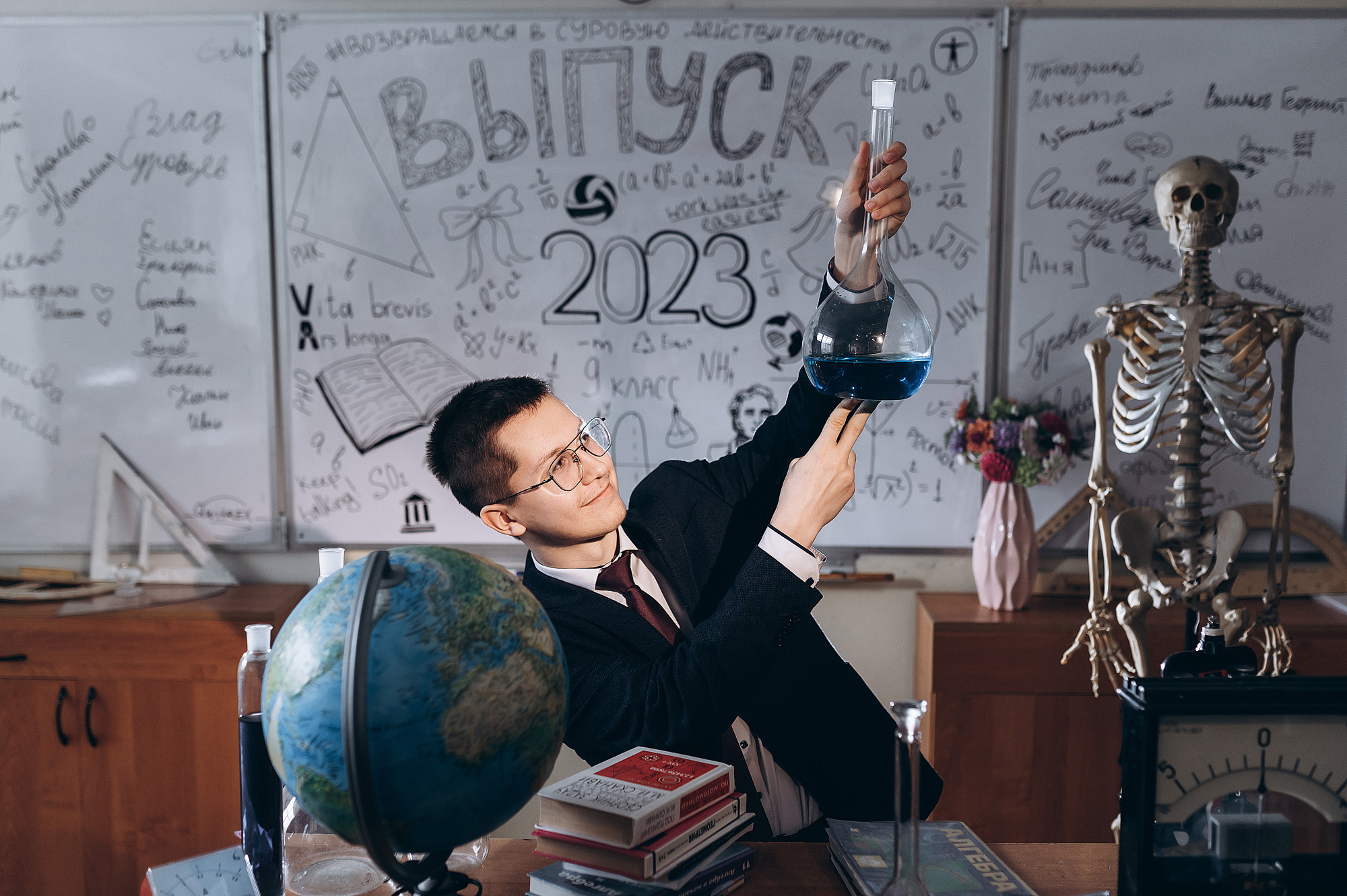 ученик на уроке химии