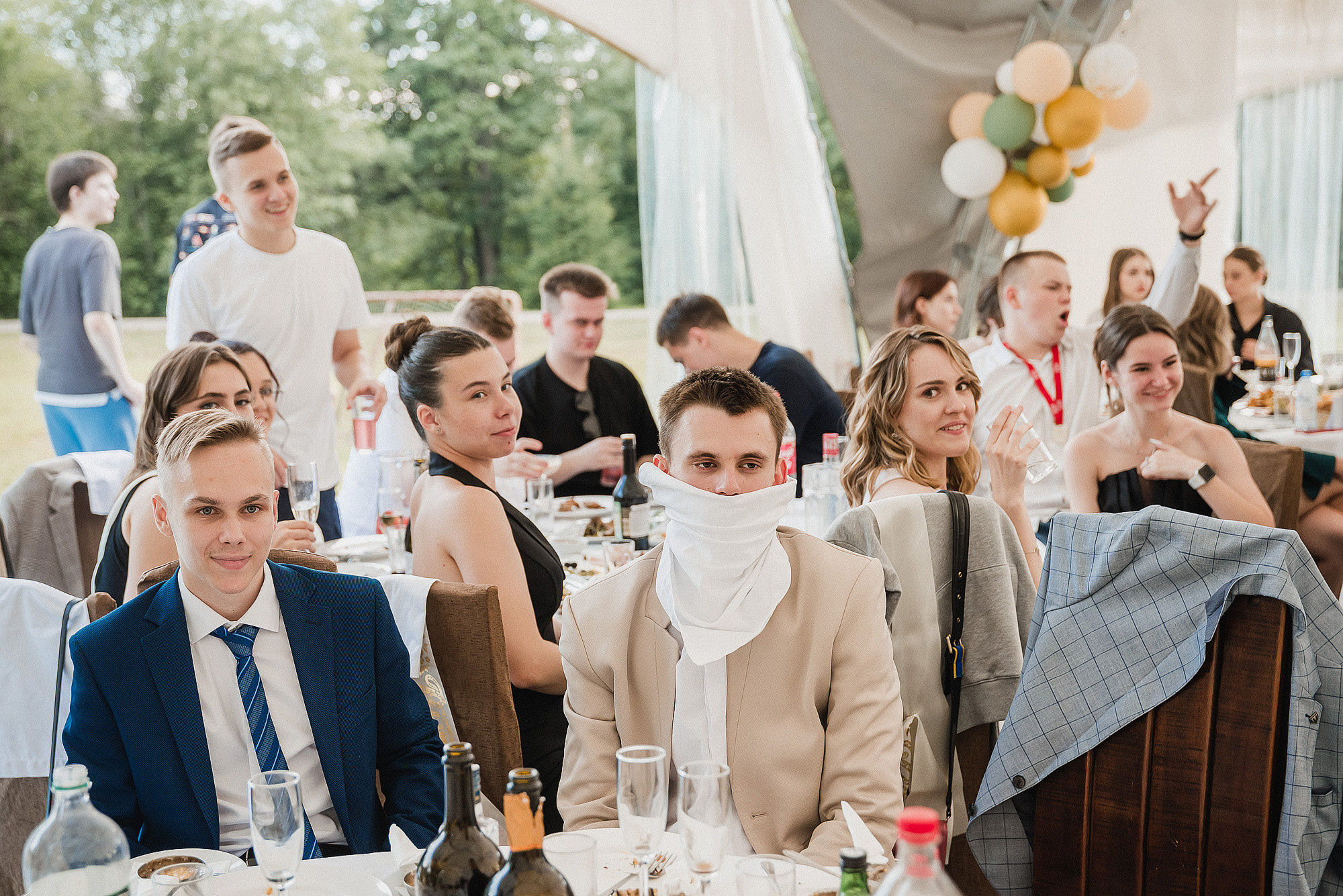 Выпускники на банкете 