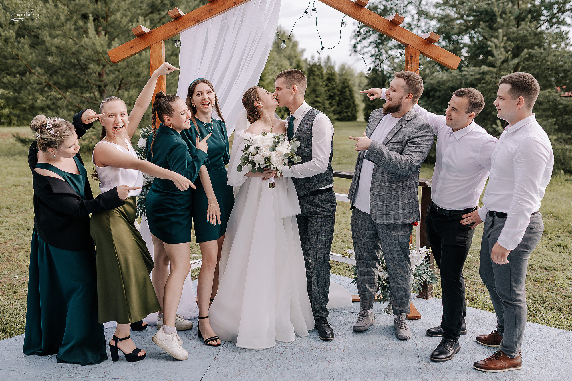 весёлые гости на свадьбе