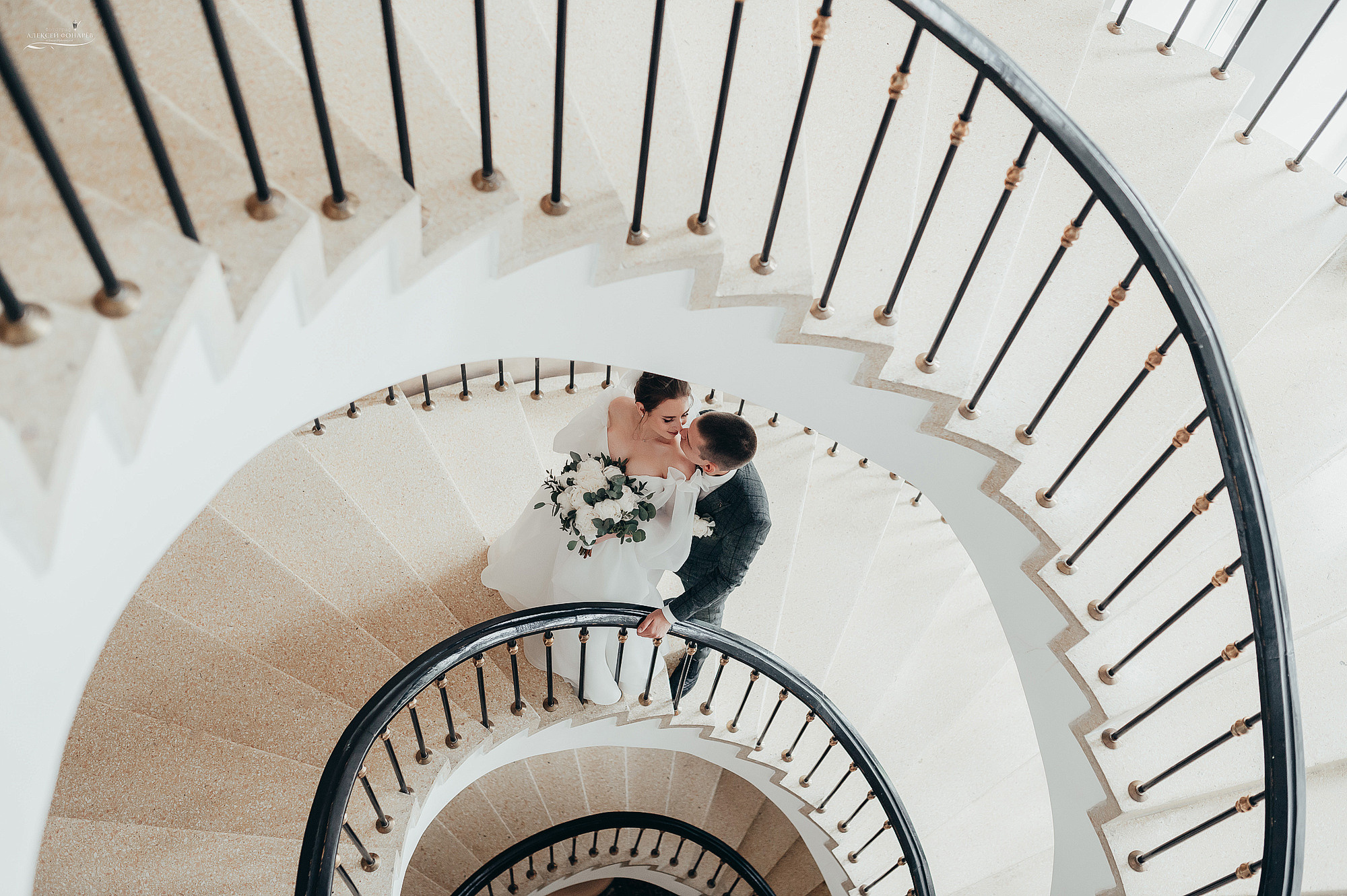 жених и невеста на винтовой лестнице