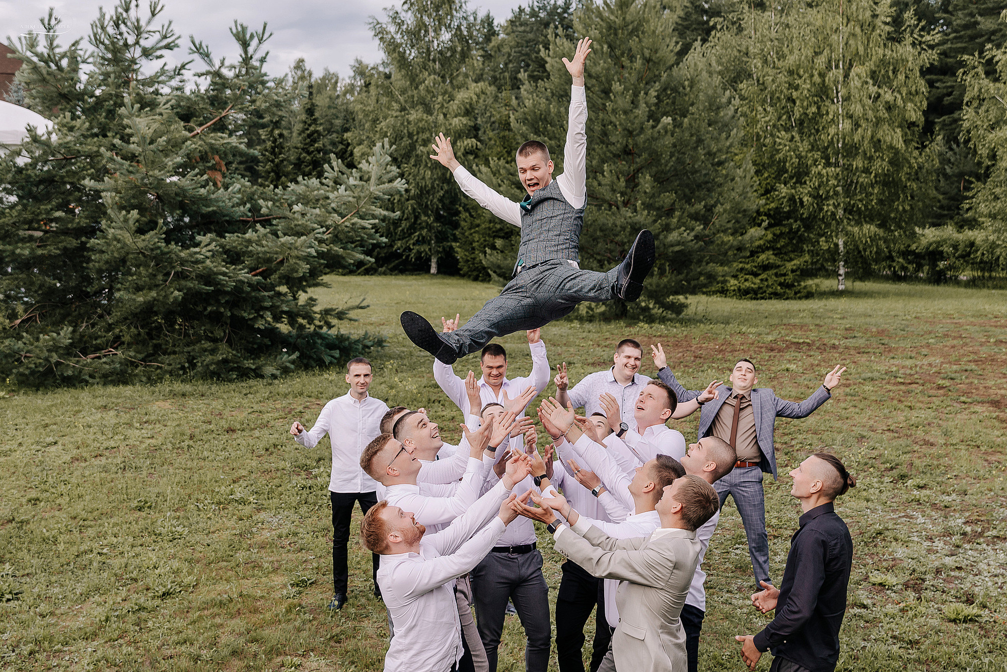 друзья подбрасывают жениха 