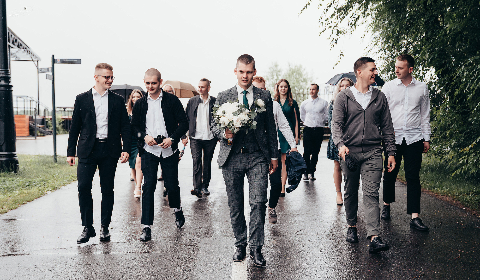 Жених с букетом