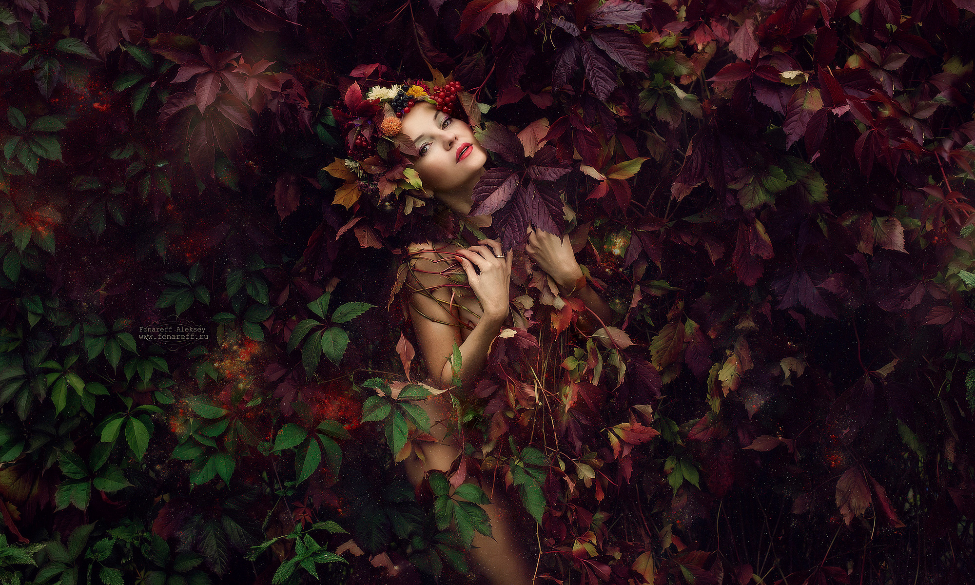девушка обнаженная в диком винограде