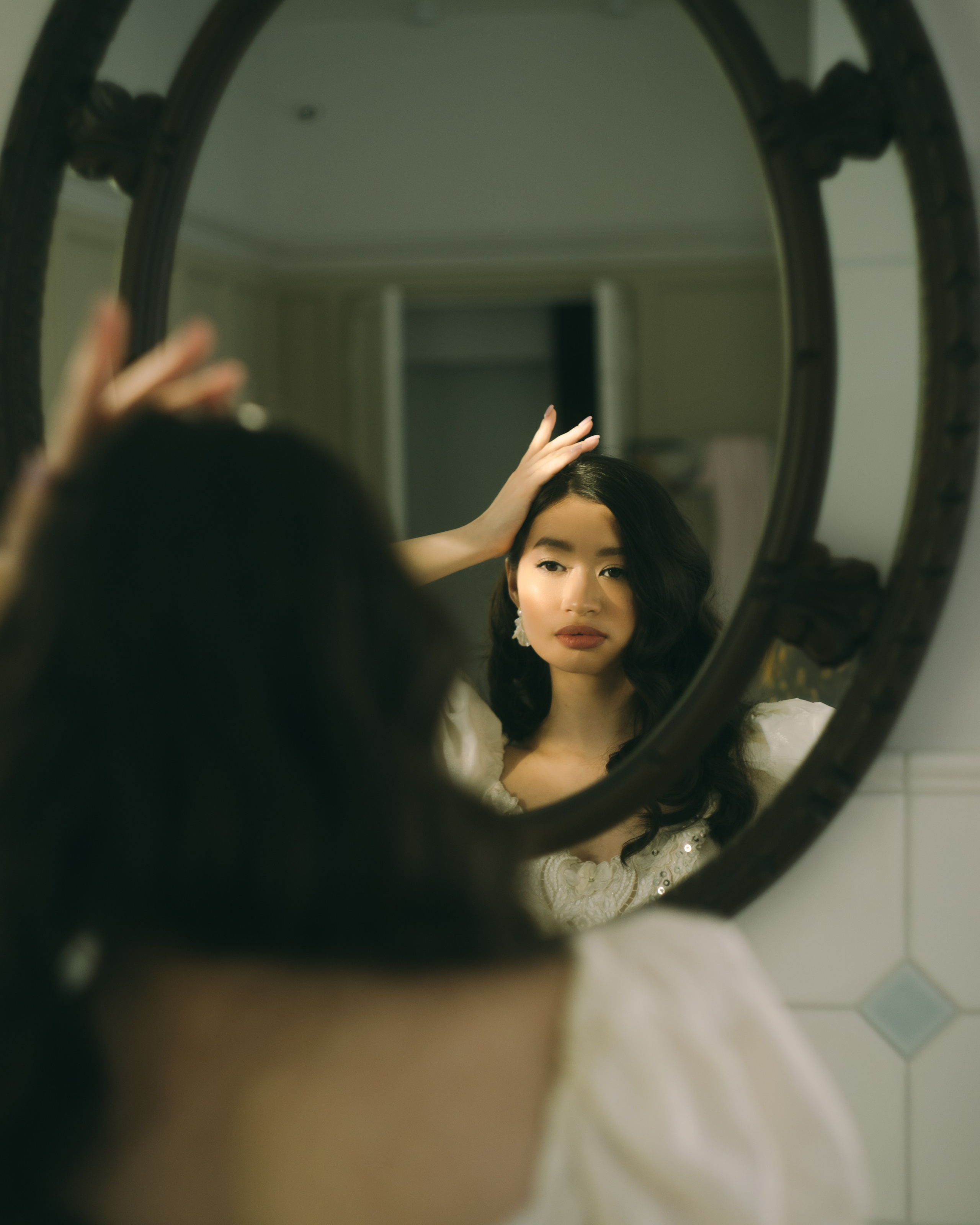 Фотосессия утра невесты в апартаментах: художественный свадебный портрет в винтажной эстетике